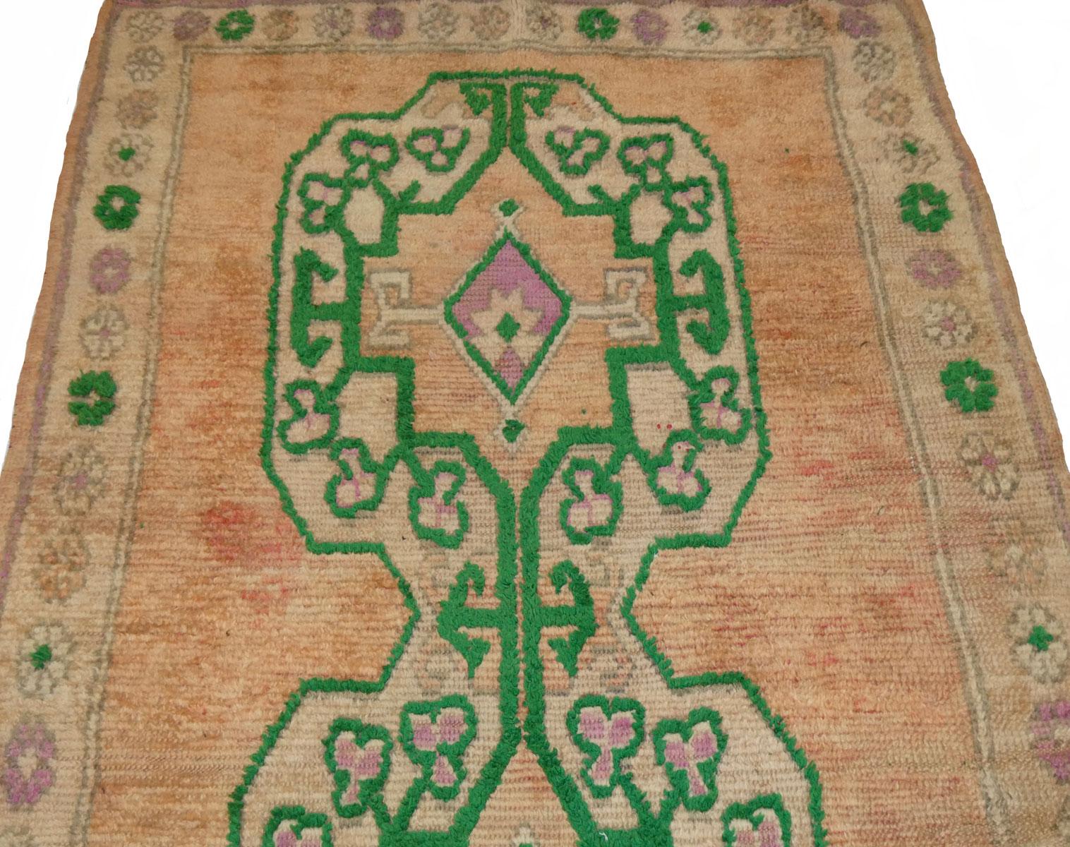 Aprikose und Smaragd Midcentury Boujad Teppich 4' xx 8'10 (Mitte des 20. Jahrhunderts) im Angebot