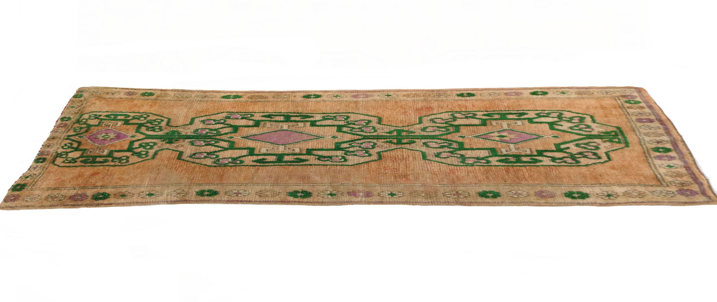 Aprikose und Smaragd Midcentury Boujad Teppich 4' xx 8'10 im Angebot 1