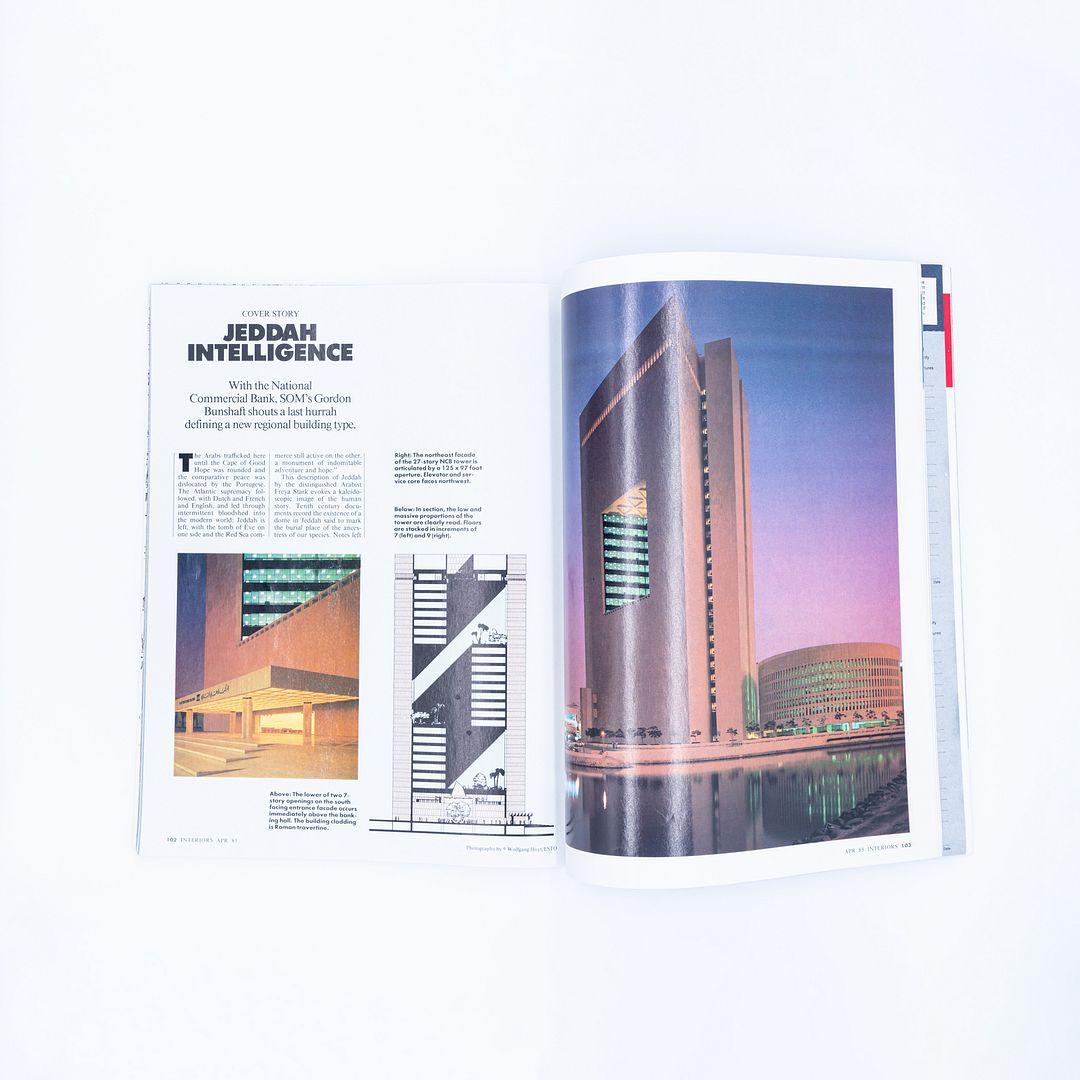 Il s'agit d'un numéro d'Interiors Magazine datant d'avril 1985. Celle-ci provient de la maison de travertin de Bunshaft, à East Hampton. Elle nous est parvenue directement des héritiers de la succession de Gordon et Nina Bunshaft et sera accompagnée