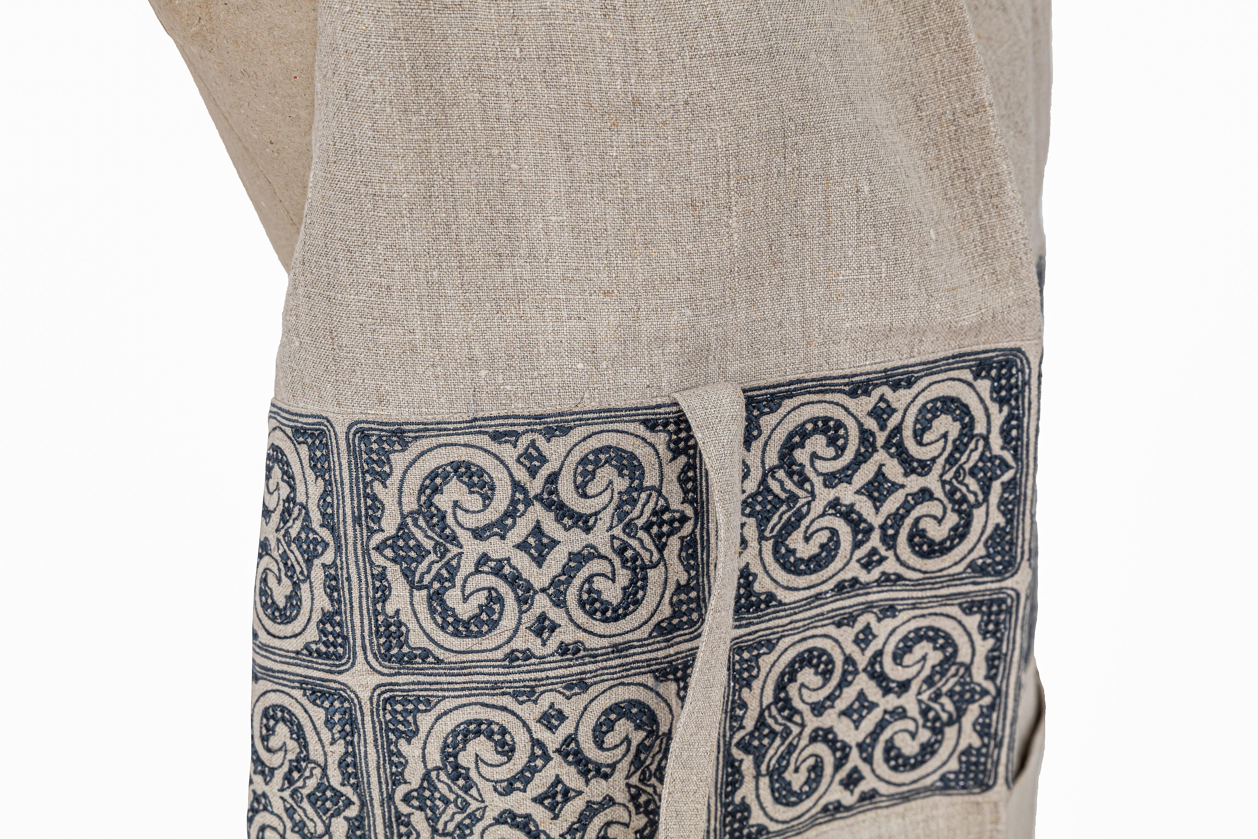 Hand embroidered linen apron from the SoShiro Ainu collection For Sale 2