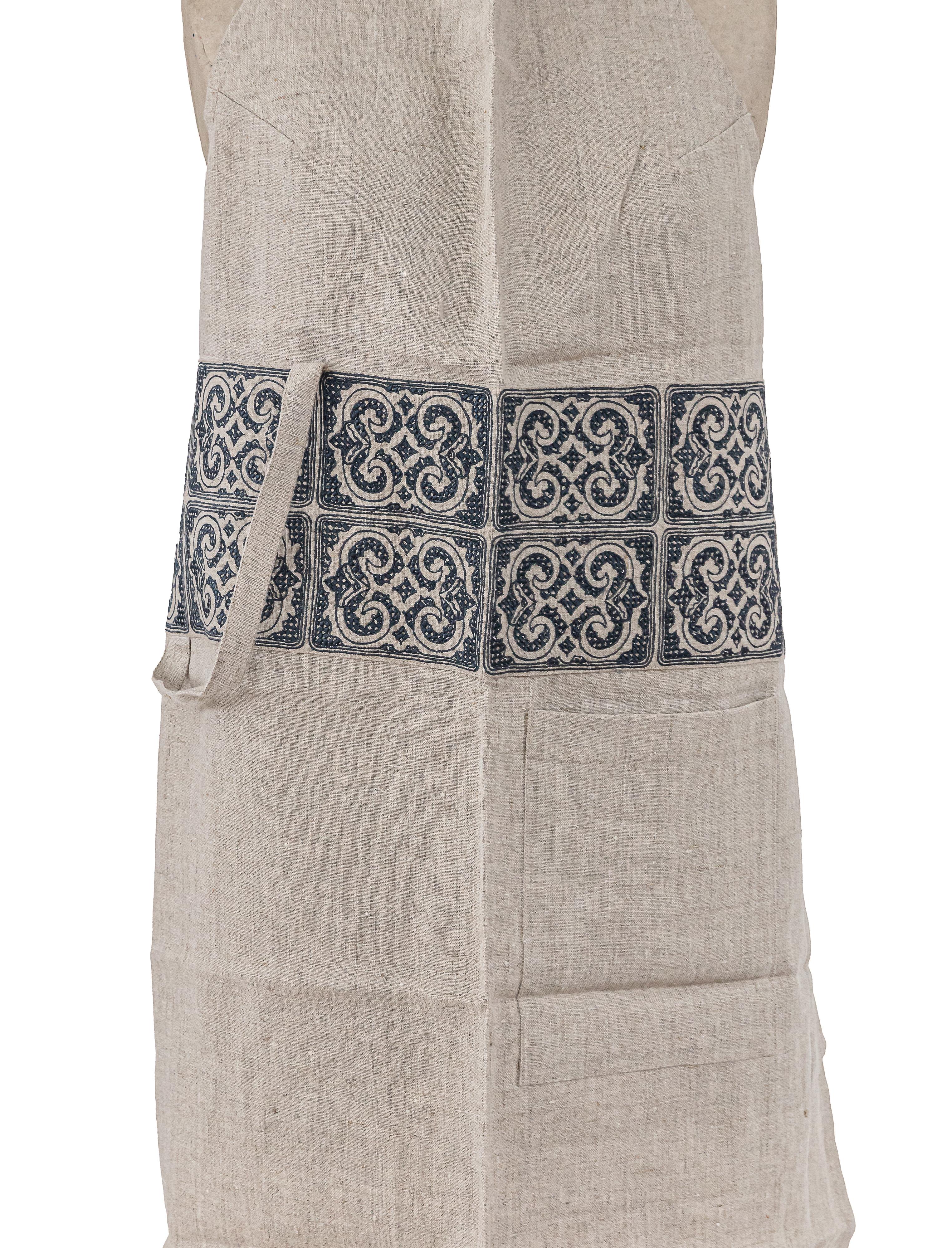 Hand embroidered linen apron from the SoShiro Ainu collection In New Condition For Sale In London, GB