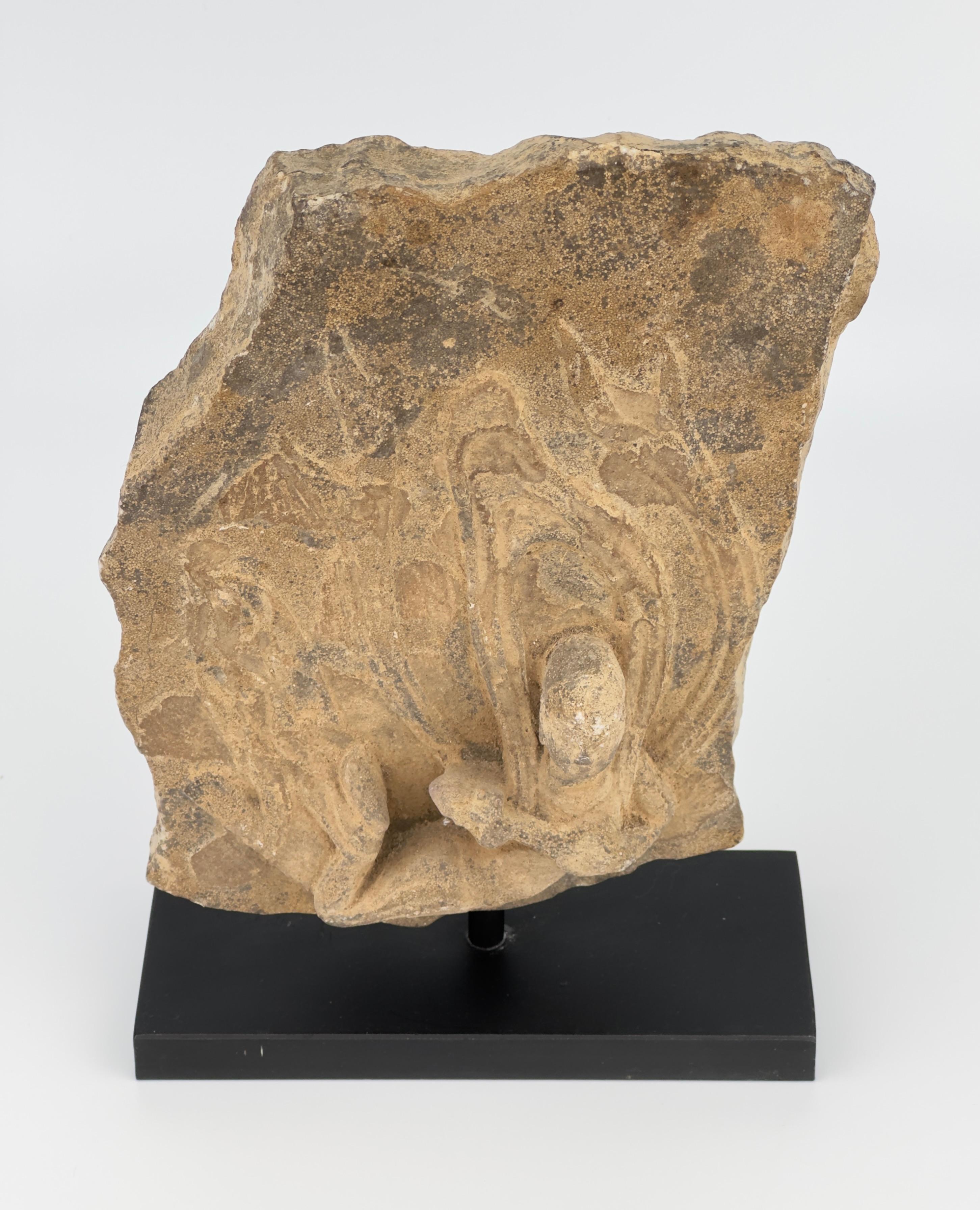 Apsara-Stele aus Kalkstein mit extrem seltener oolithischer Kieselsäure, Wei Dynasty im Angebot 4