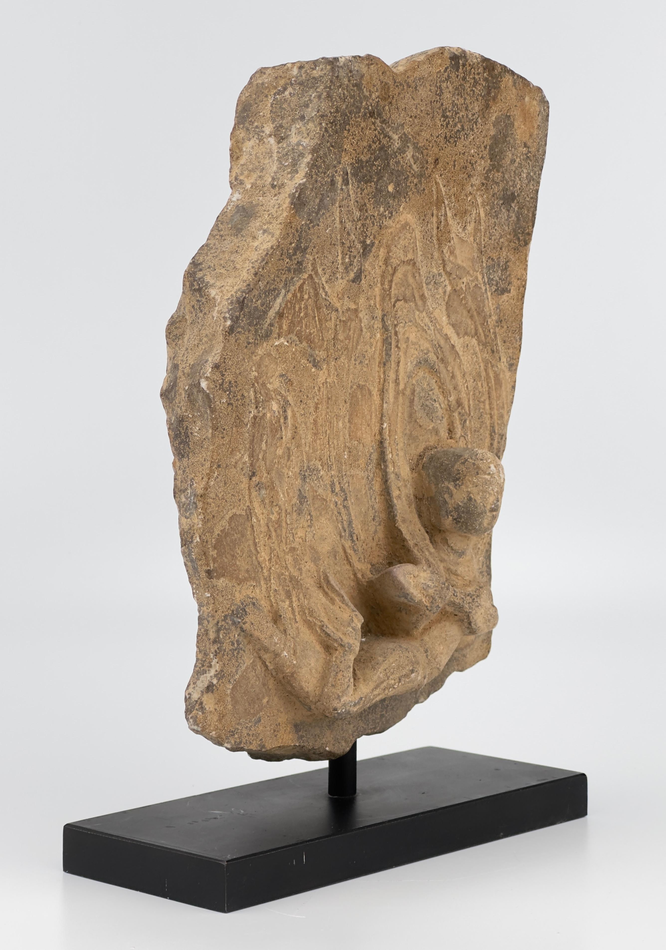 Apsara-Stele aus Kalkstein mit extrem seltener oolithischer Kieselsäure, Wei Dynasty (Geschnitzt) im Angebot