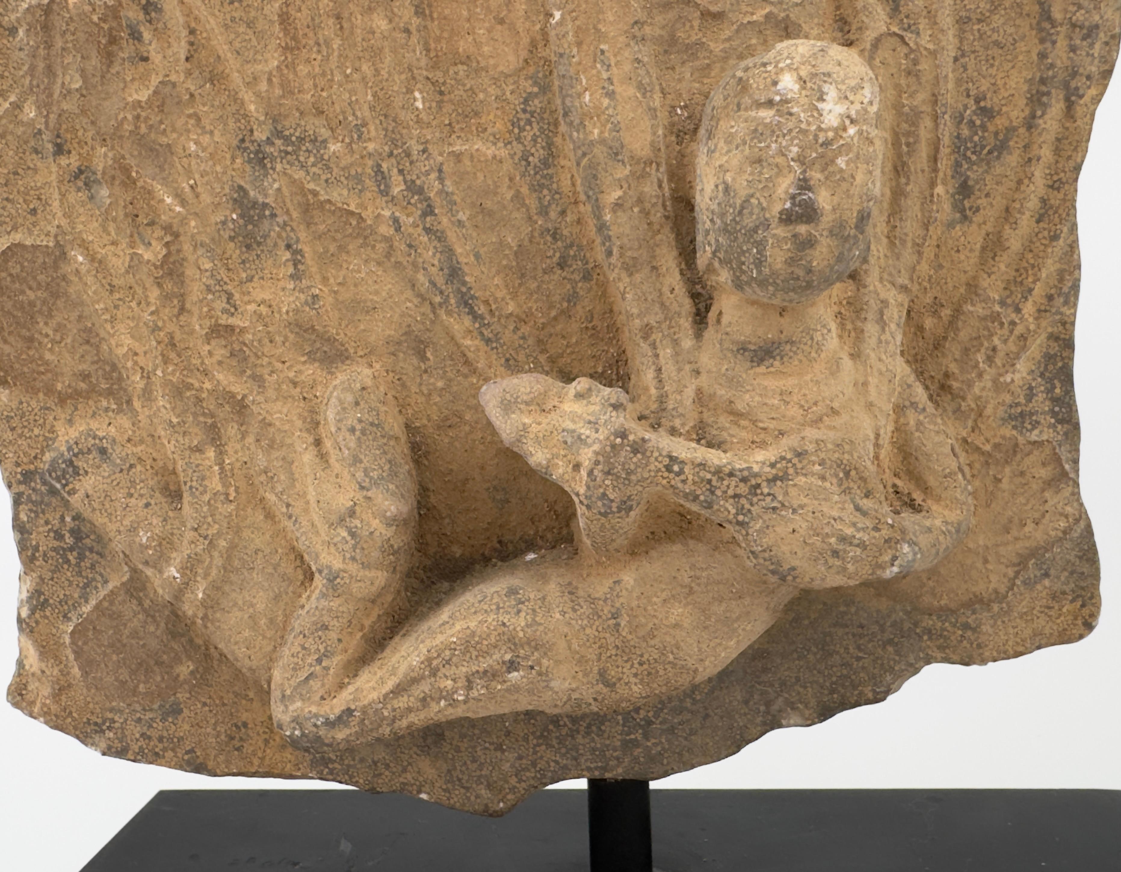 Apsara-Stele aus Kalkstein mit extrem seltener oolithischer Kieselsäure, Wei Dynasty (18. Jahrhundert und früher) im Angebot