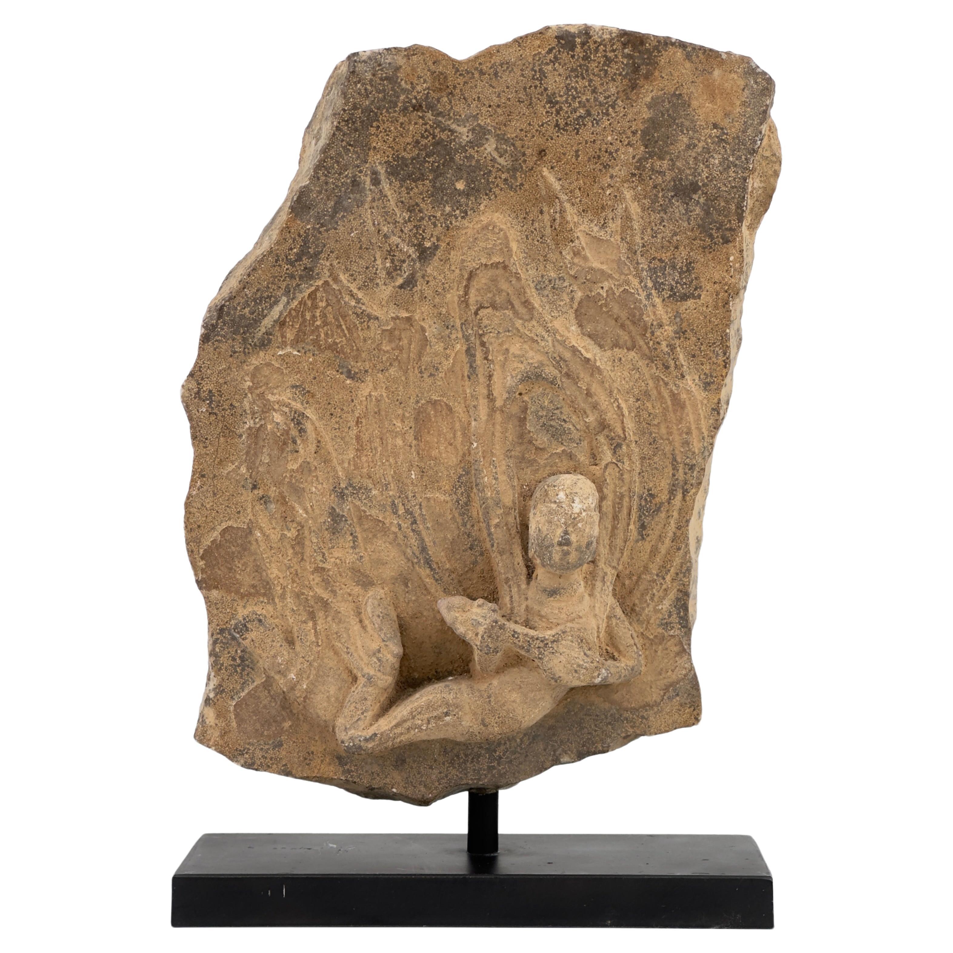 Apsara-Stele aus Kalkstein mit extrem seltener oolithischer Kieselsäure, Wei Dynasty im Angebot