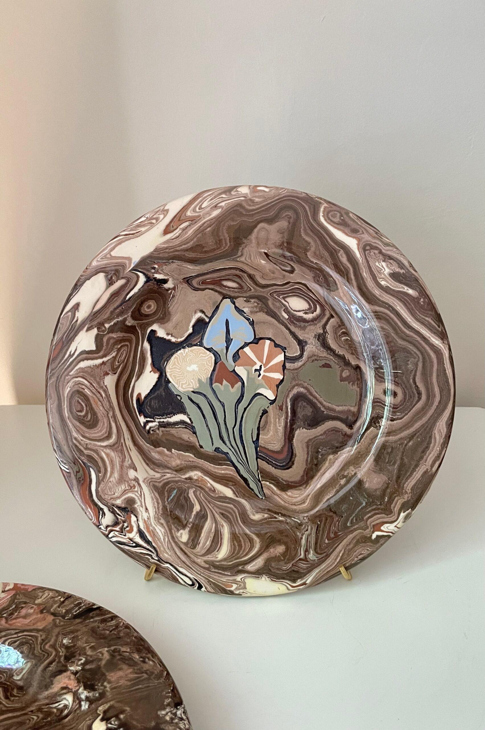 Français Aptware Plats avec fleurs en vente