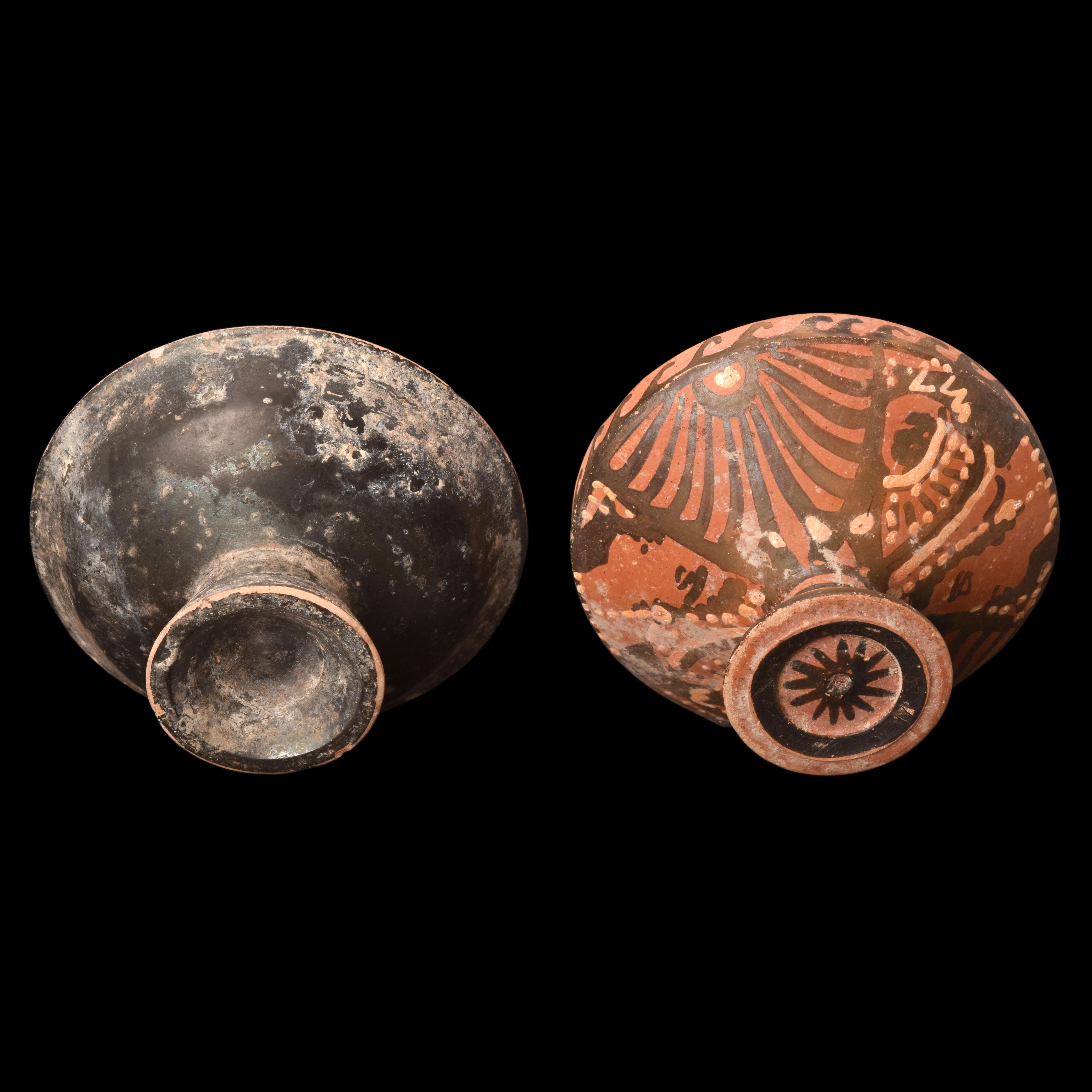 A Red-figure lekanis composed of a fitted lid with red-figure 