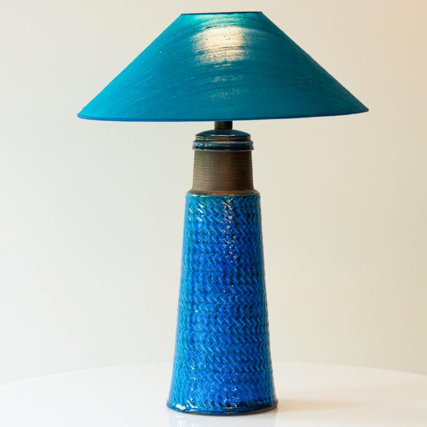 Lámpara de pie de cerámica de gran calidad atribuida a Nils Kähler, Dinamarca, años 50.

Esta base de lámpara aporta una refinada elegancia y un rico atractivo visual a cualquier interior. Con su bella forma, ofrece una presencia única.

Esta base