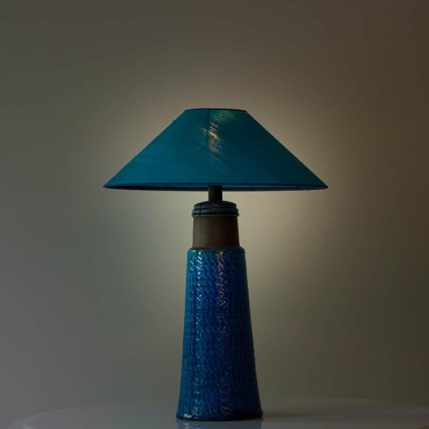 Mid-Century moderno Aqua and Brown Ceramic Table Lamp, Blue Silk Lampshade by R. Houben, 1950 in vendita