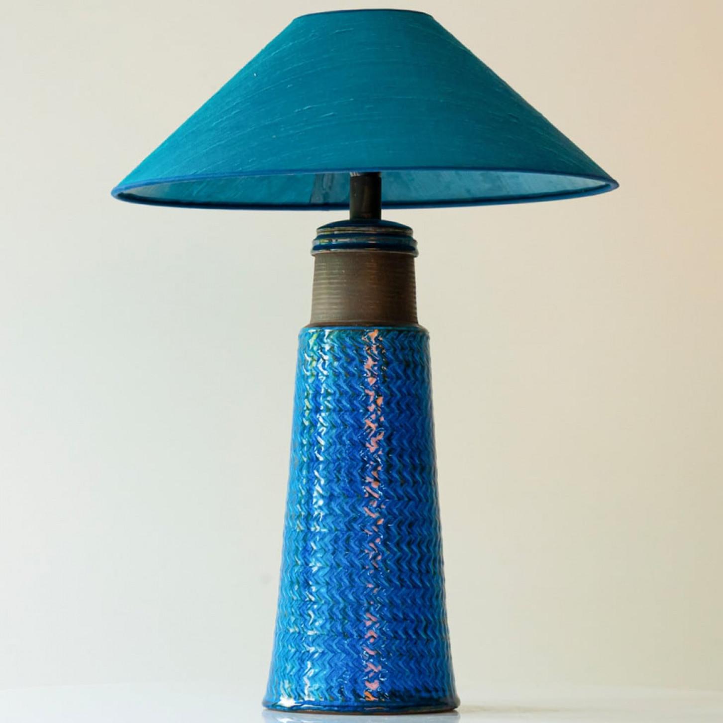 Lámpara de sobremesa de cerámica aguamarina y marrón, pantalla de seda azul de R. Houben, 1950 Francés en venta