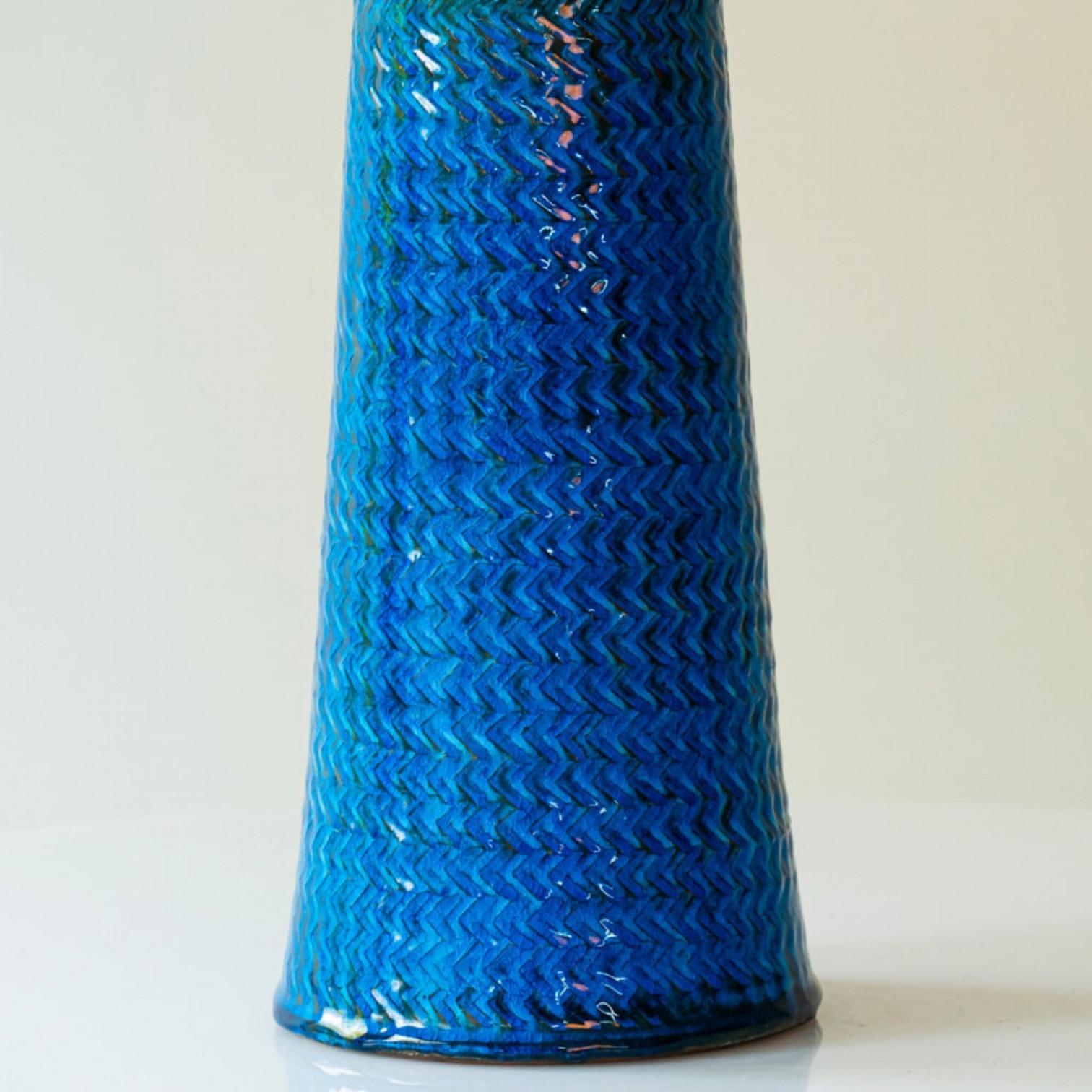 Lámpara de sobremesa de cerámica aguamarina y marrón, pantalla de seda azul de R. Houben, 1950 en Bueno estado para la venta en Rijssen, NL
