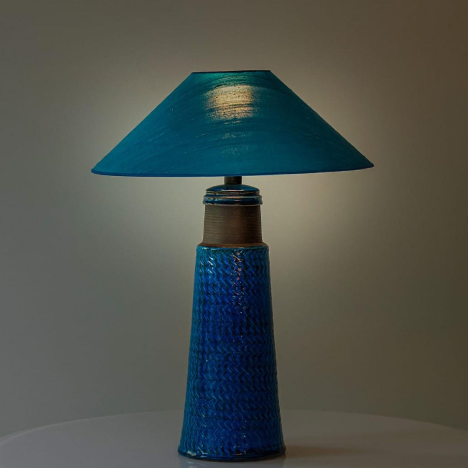 Fine XX secolo Aqua and Brown Ceramic Table Lamp, Blue Silk Lampshade by R. Houben, 1950 in vendita