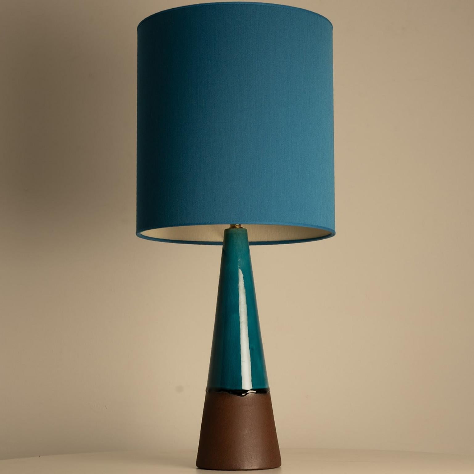 Lámpara de pie de cerámica de gran calidad atribuida a Nils Kähler, Dinamarca, años 50.

Esta base de lámpara aporta una refinada elegancia y un rico atractivo visual a cualquier interior. Con su bella forma, ofrece una presencia única.

Esta base