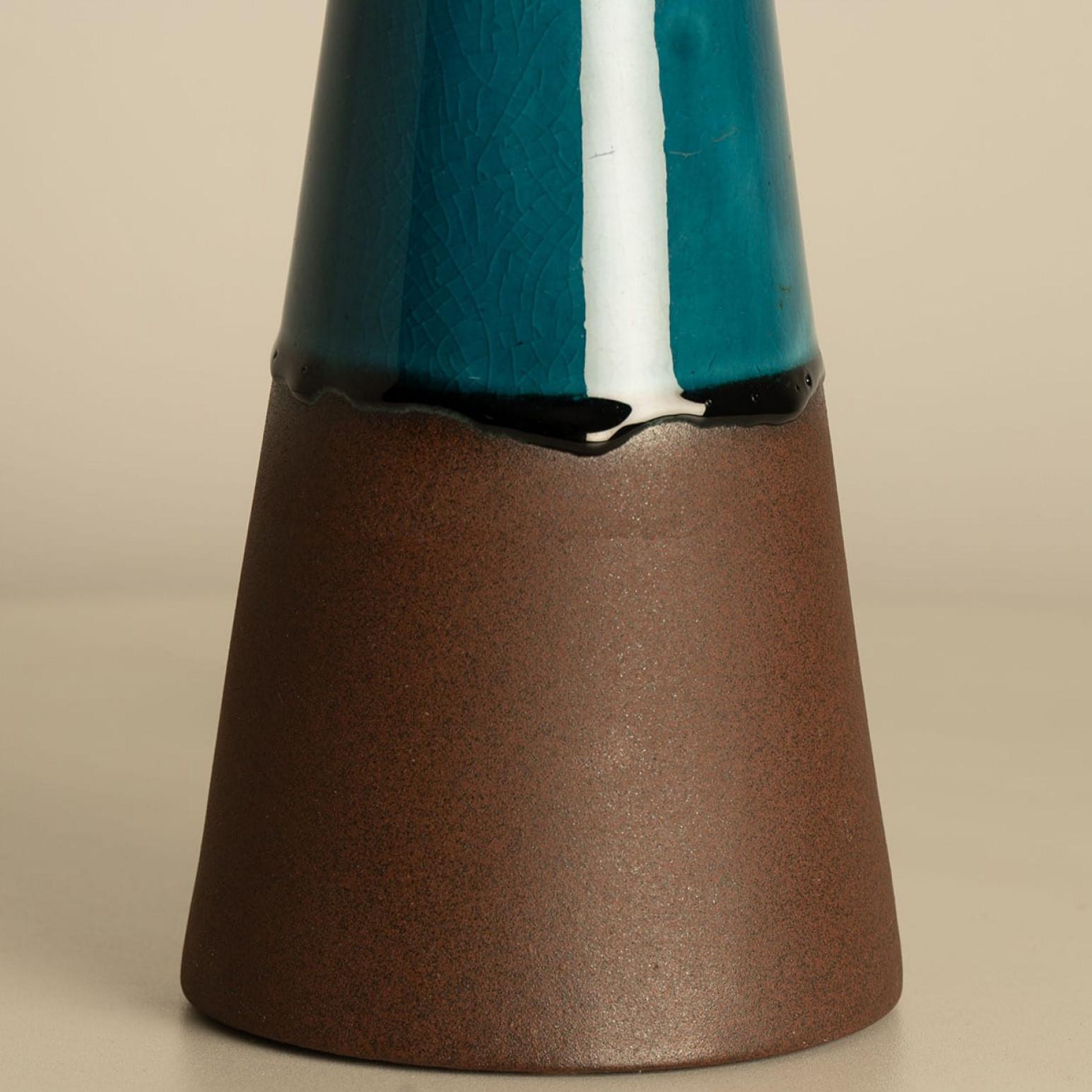 Lámpara de sobremesa de cerámica aguamarina y marrón, pantalla de seda azul de R. Houben, 1950 Moderno de mediados de siglo en venta