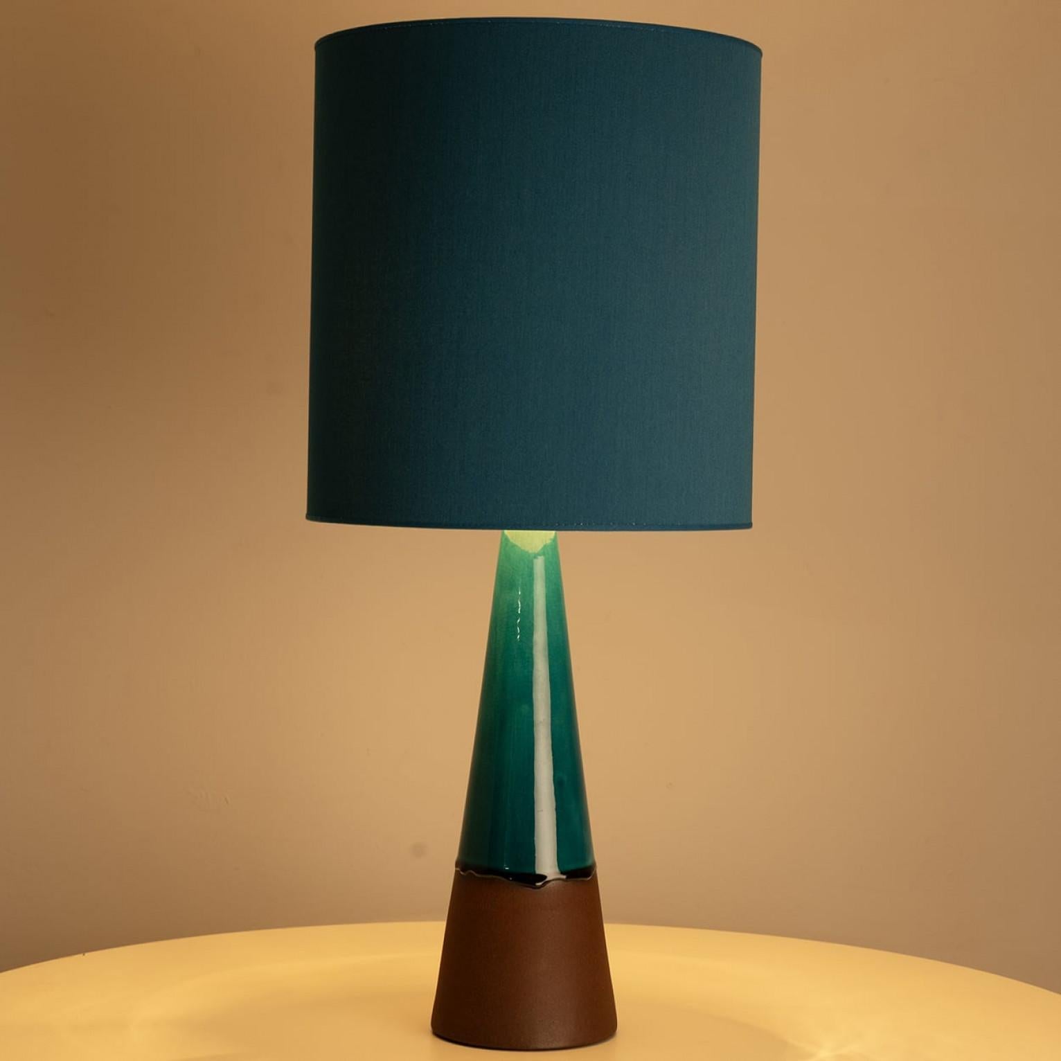 Lámpara de sobremesa de cerámica aguamarina y marrón, pantalla de seda azul de R. Houben, 1950 Otro en venta
