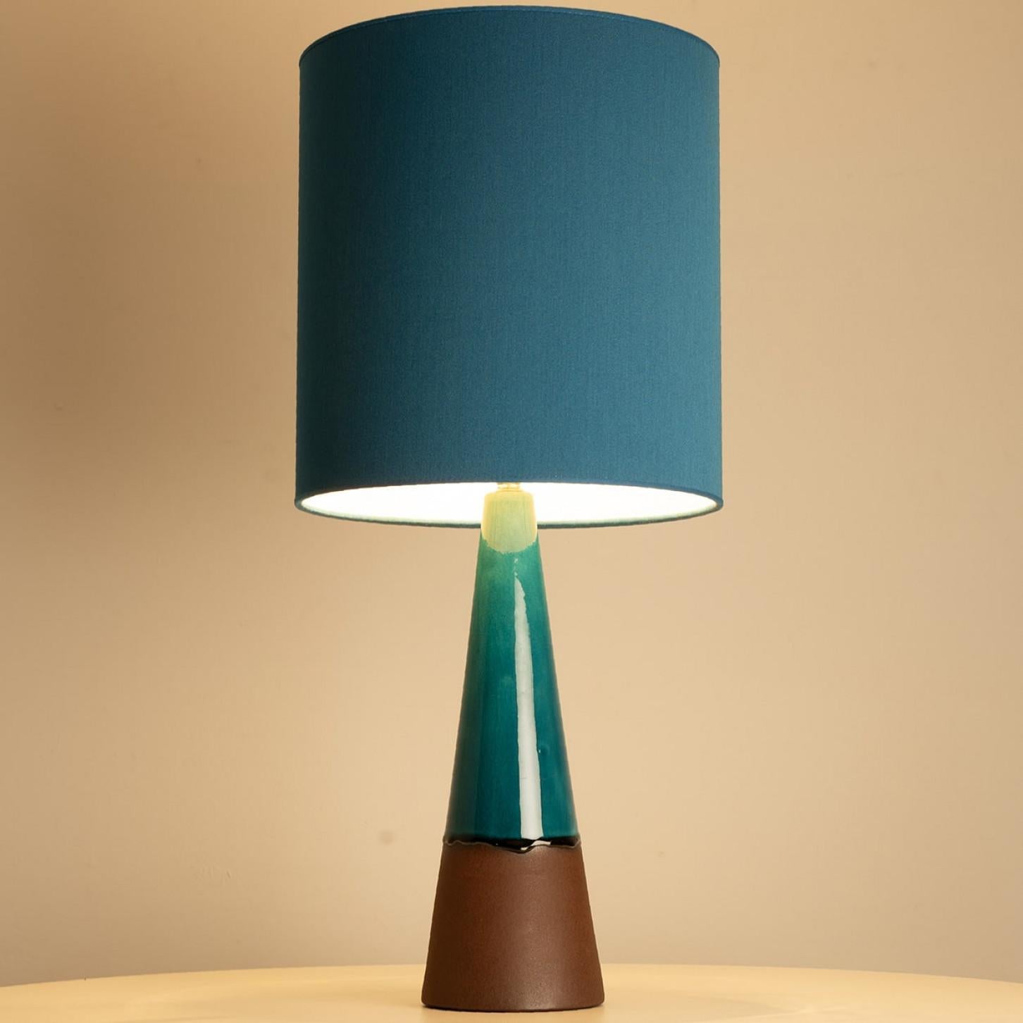 Lámpara de sobremesa de cerámica aguamarina y marrón, pantalla de seda azul de R. Houben, 1950 en Bueno estado para la venta en Rijssen, NL