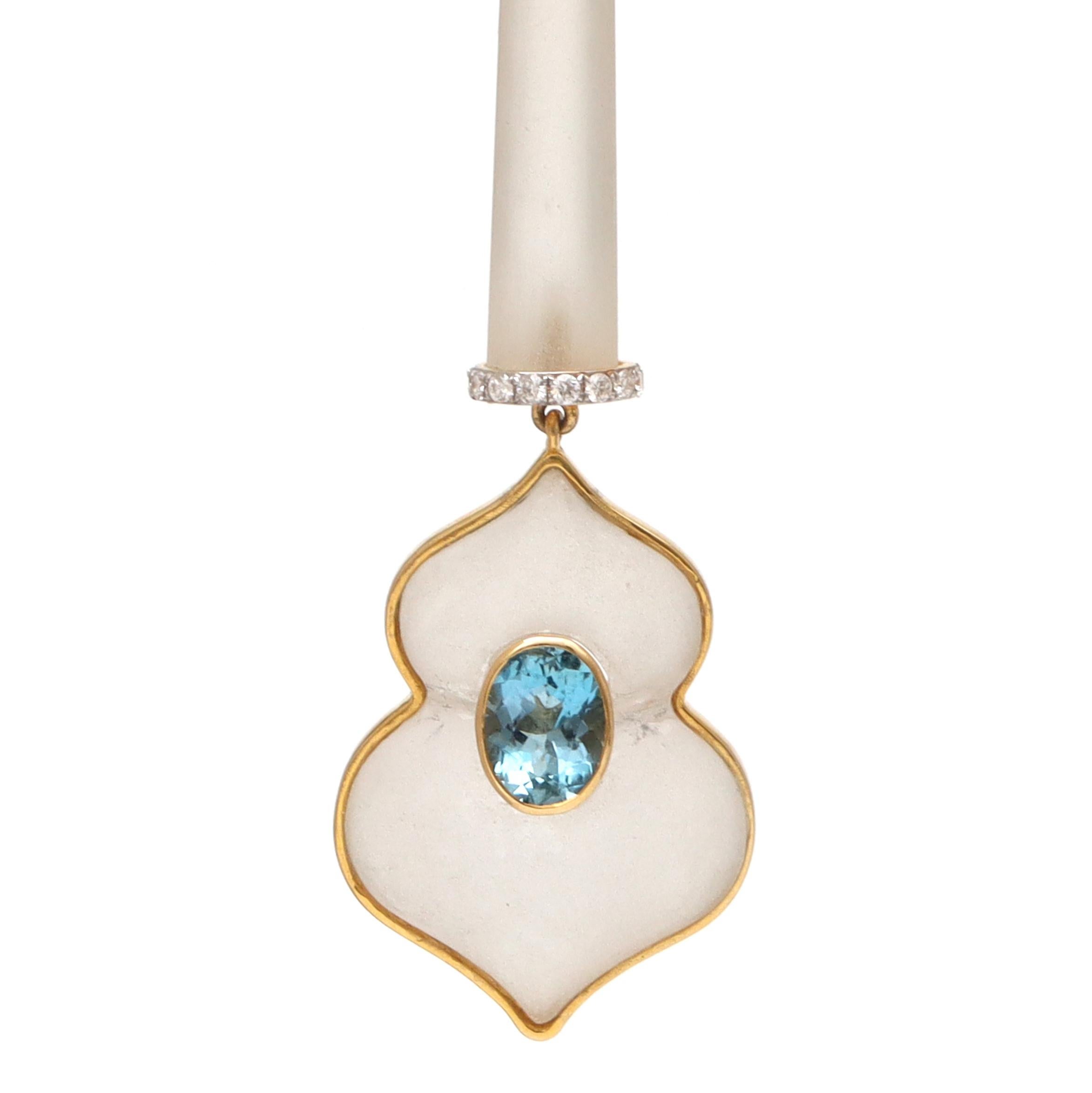 Art déco Boucles d'oreilles Aqua et cristal sculpté avec diamant et or jaune 18k en vente