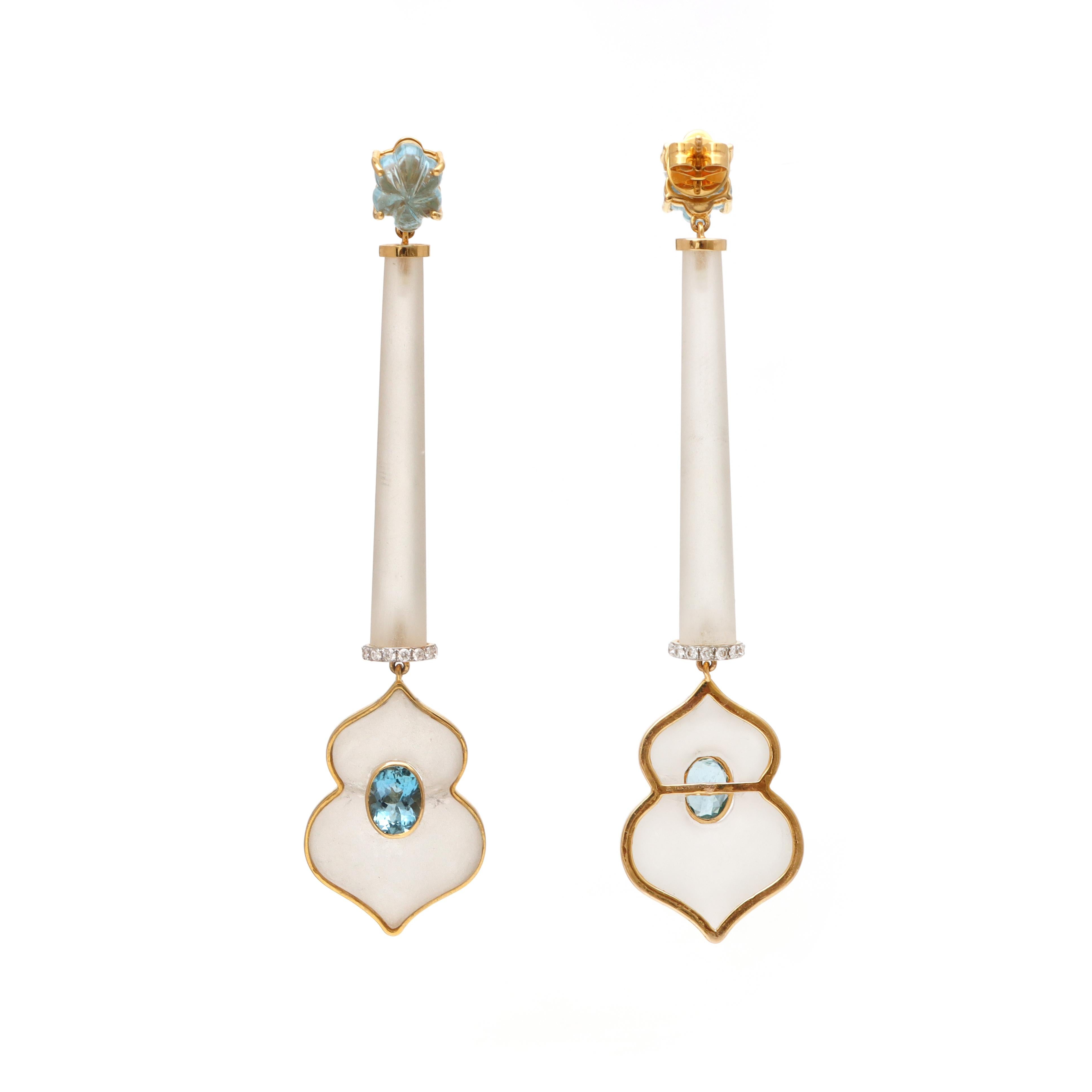 Taille ovale Boucles d'oreilles Aqua et cristal sculpté avec diamant et or jaune 18k en vente