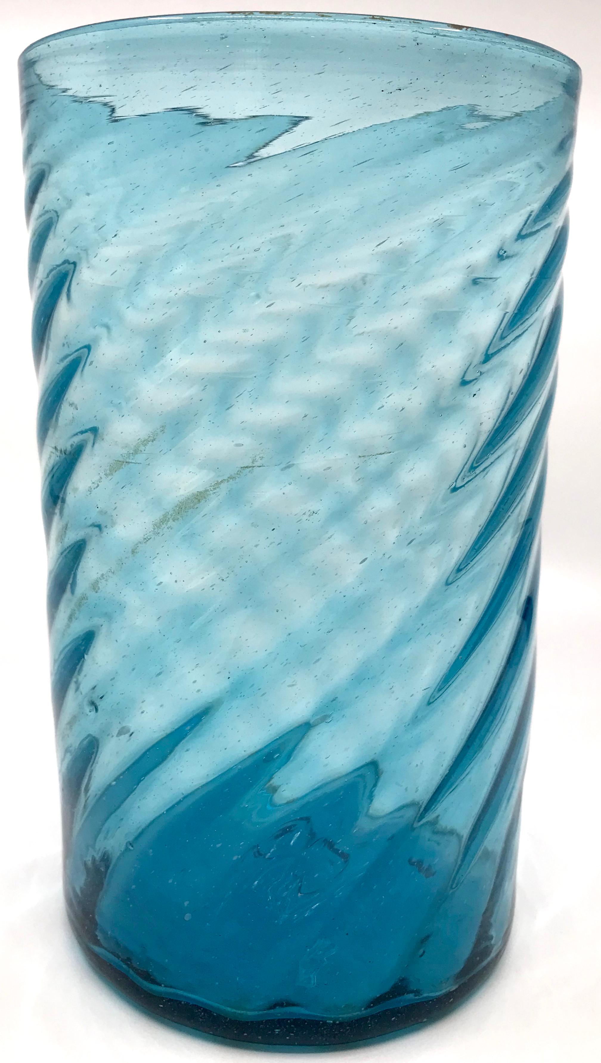 Mid-Century moderno Vaso di vetro a spirale blu acqua in vendita