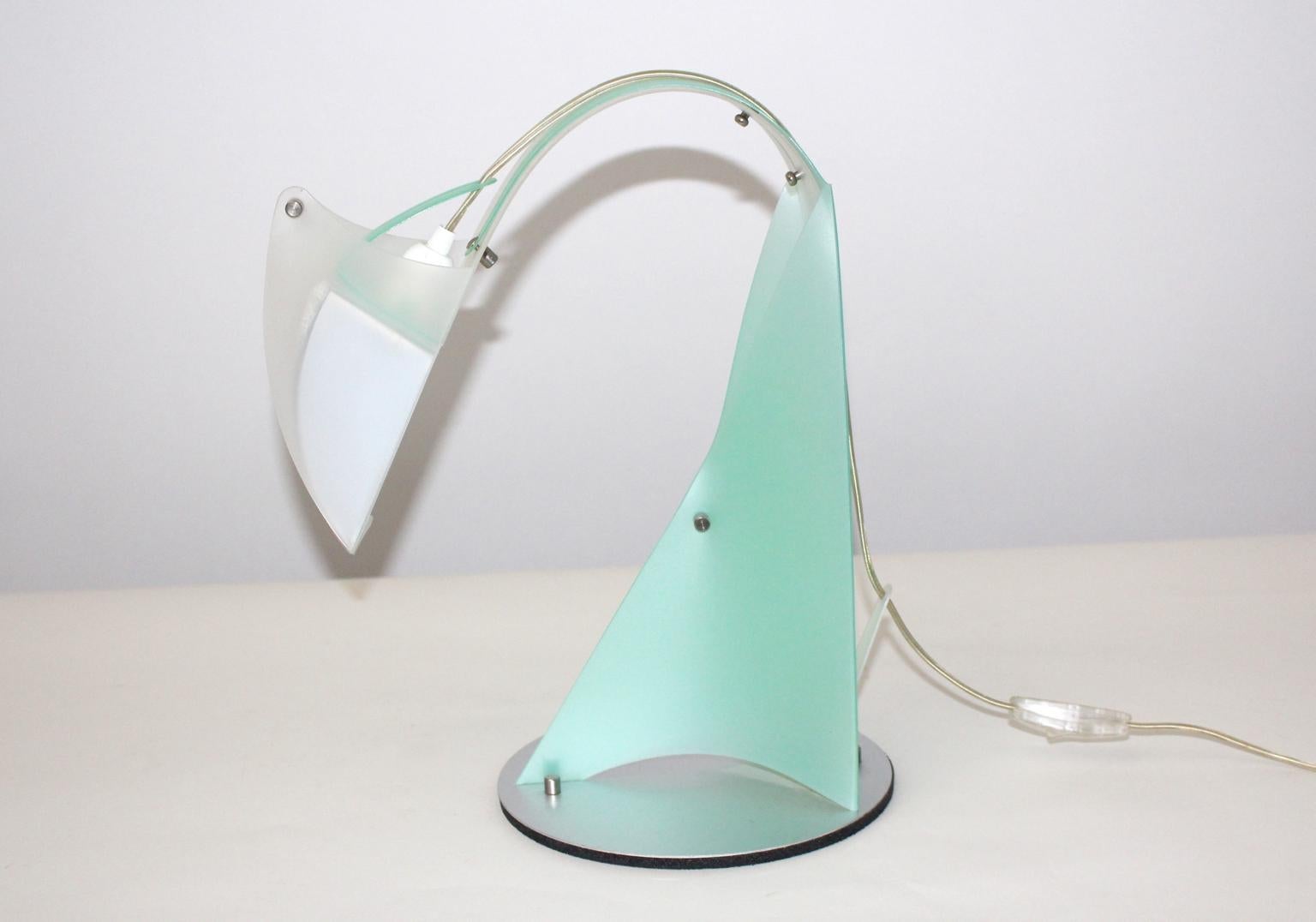 Una struttura in plastica blu acqua su una base in alluminio con presa E 14.
Questa moderna lampada da tavolo ha un timbro sotto.
Anche la lampada da tavolo è stata disegnata da Massimiliano Dutti nel 2000 per Slamp, Italia. Questa lampada da tavolo