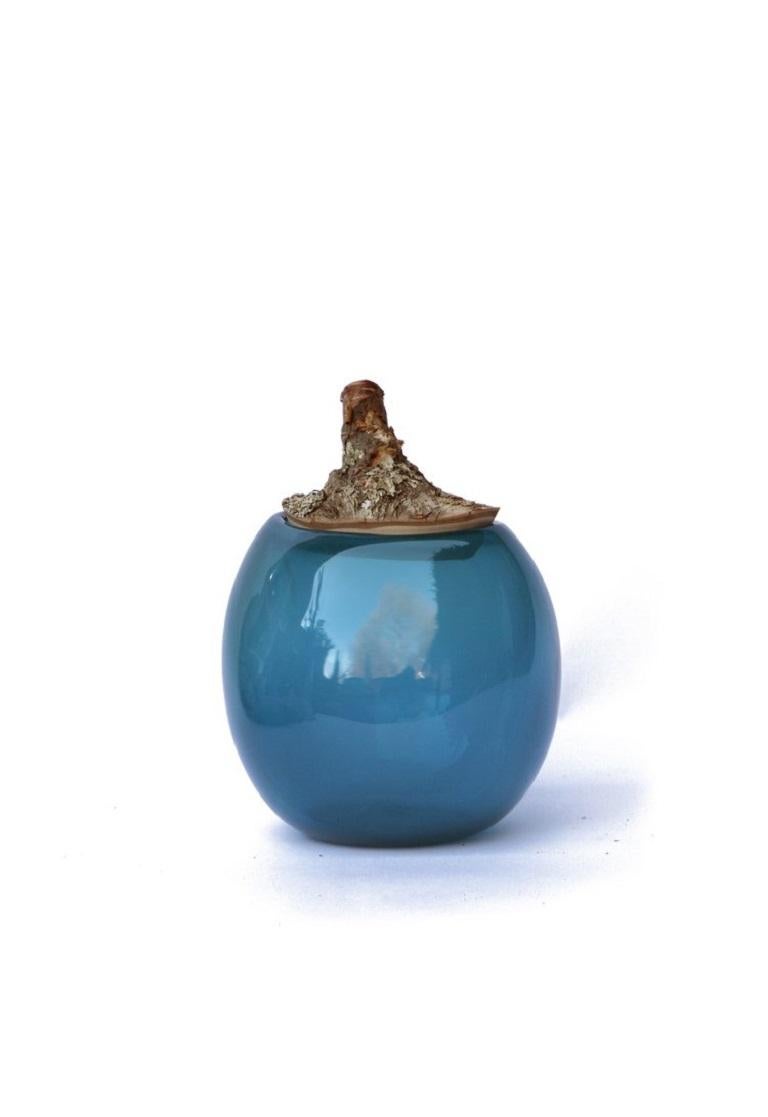Ciotola per rami d'acqua II, Pia Wüstenberg.
Dimensioni: D. 16-18 x H. 20.
Materiali: vetro, Wood.
Disponibile in altri colori.

Un vaso giocoso, con un coperchio ricavato da un tronco di ramo che segue la curvatura del vetro. Le ciotole con