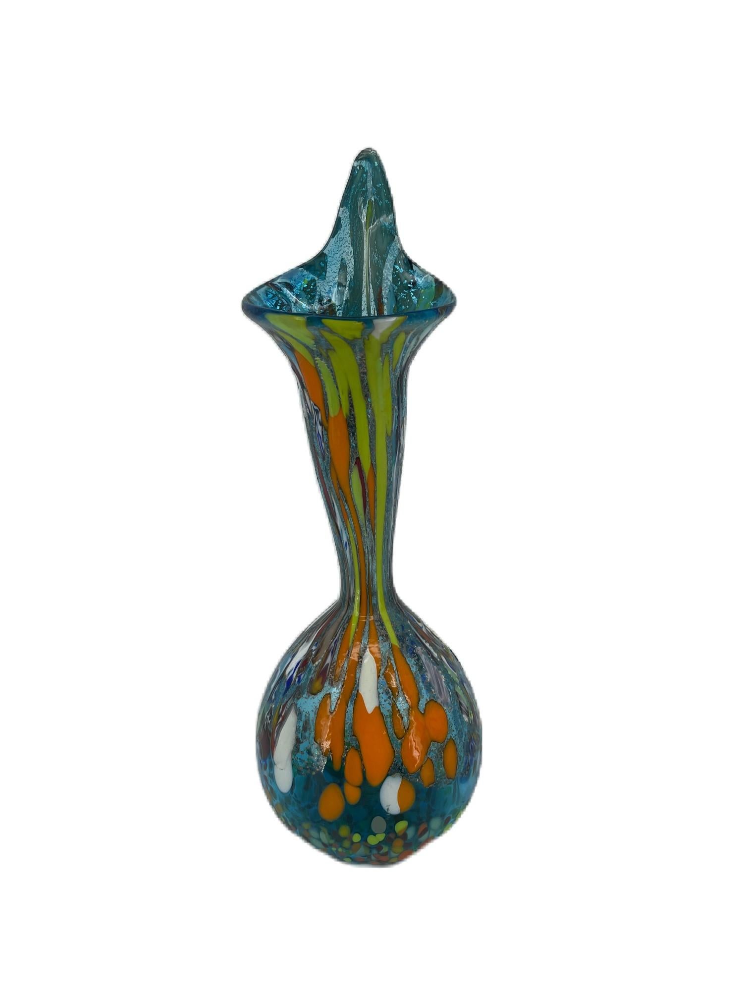 Vase der Serie Fantasy aus mundgeblasenem aquamarinfarbenem Murano-Glas mit passendem mehrfarbigem Dekor 