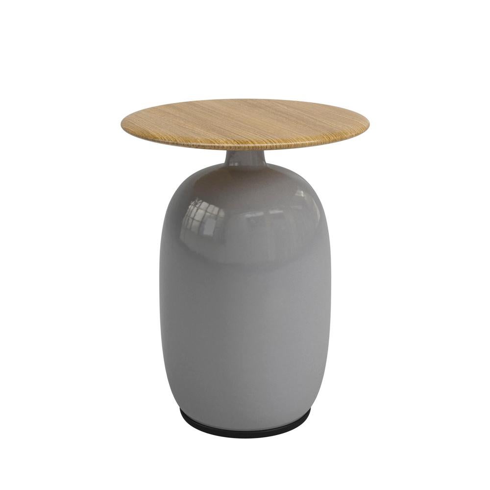 Side table Aqua ceramic green made with handcrafted
green ceramic base and with teak top. Outdoor-Indoor use.
Also available in light grey or anthracite ceramic base.