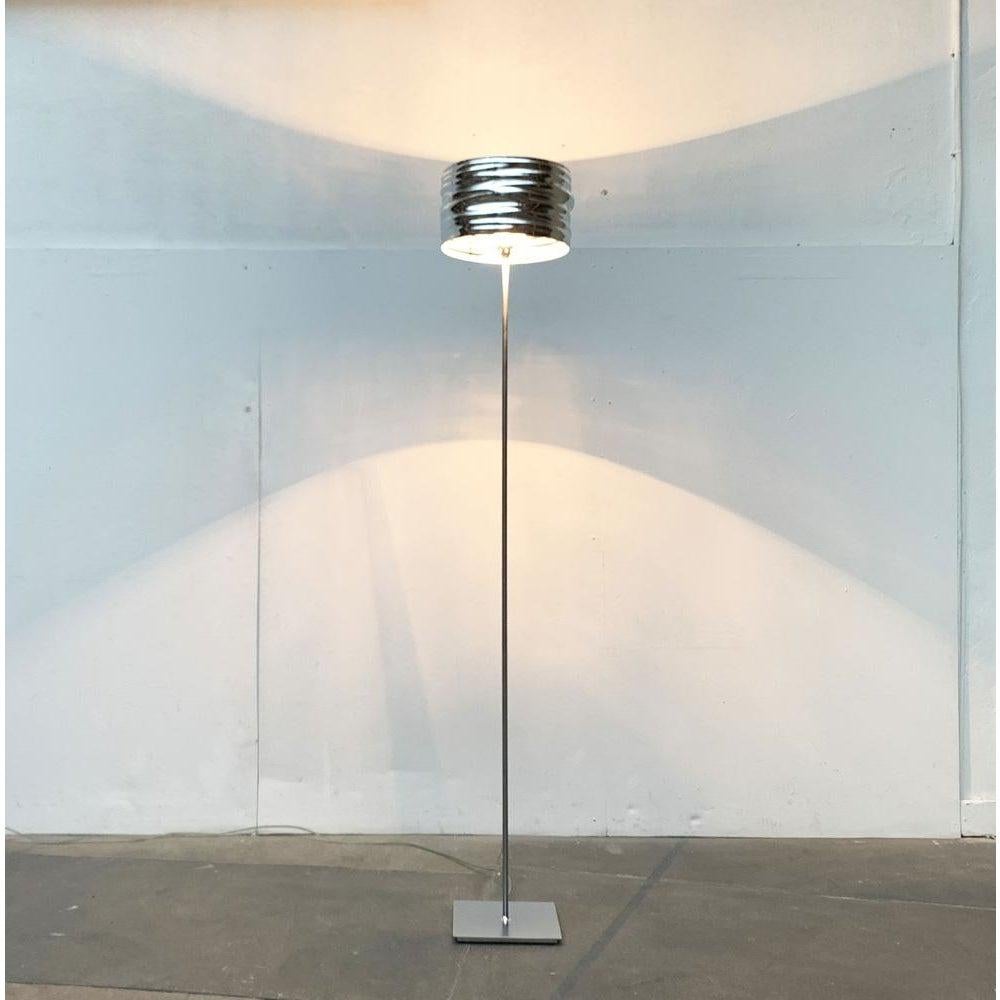 Imposing standing lamp from the Italian manufacturer Artemide after a draft by Ross Lovebrove from 2007.

The standing lamp of the Aqua Cil series. A filigree design of special materiality. The slim shaft goes into a square foot with a soft radius