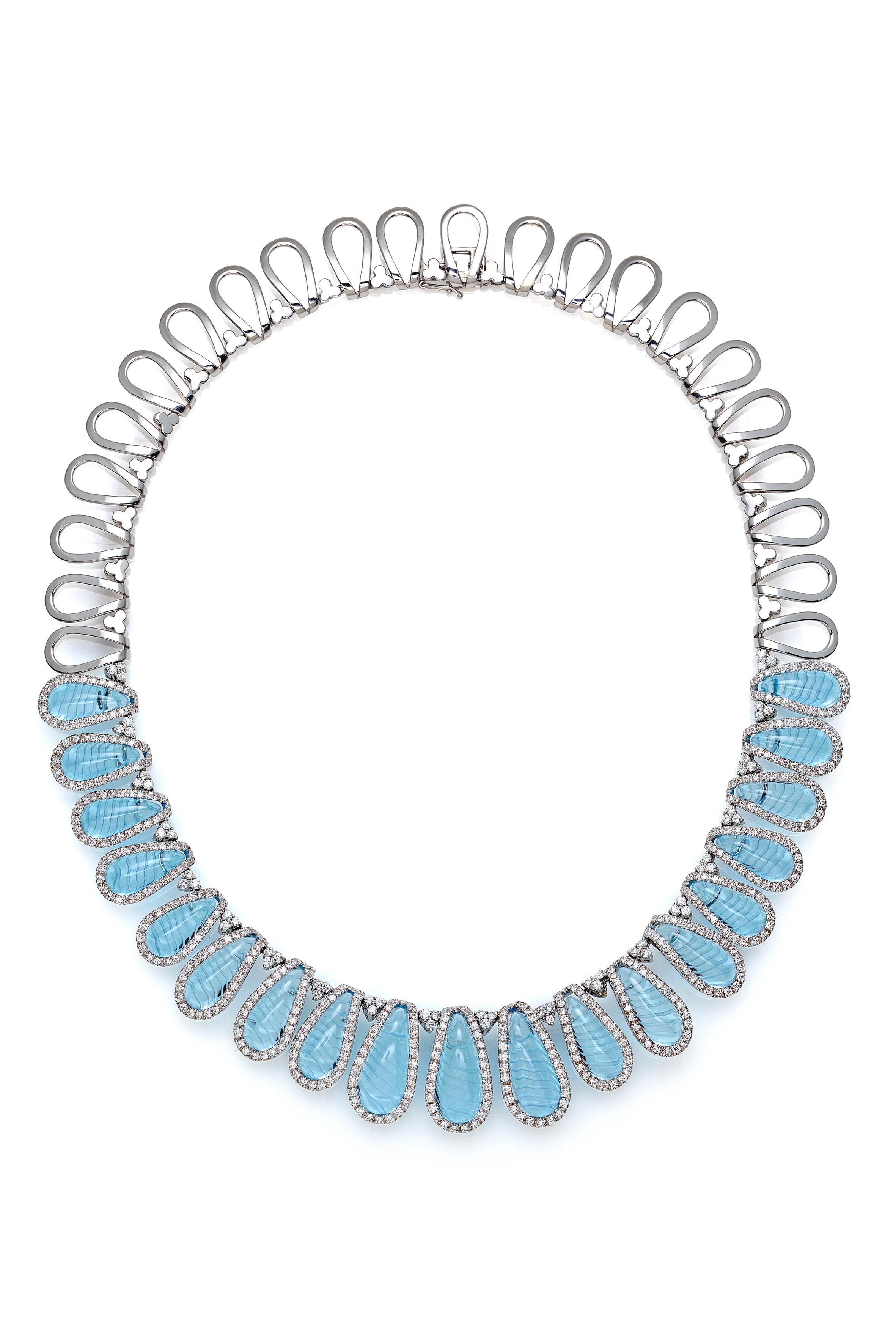 Aqua collection 18kt white Gold Necklace and Earrings White Diamonds and Topaze In New Condition For Sale In Milano, Lombardia