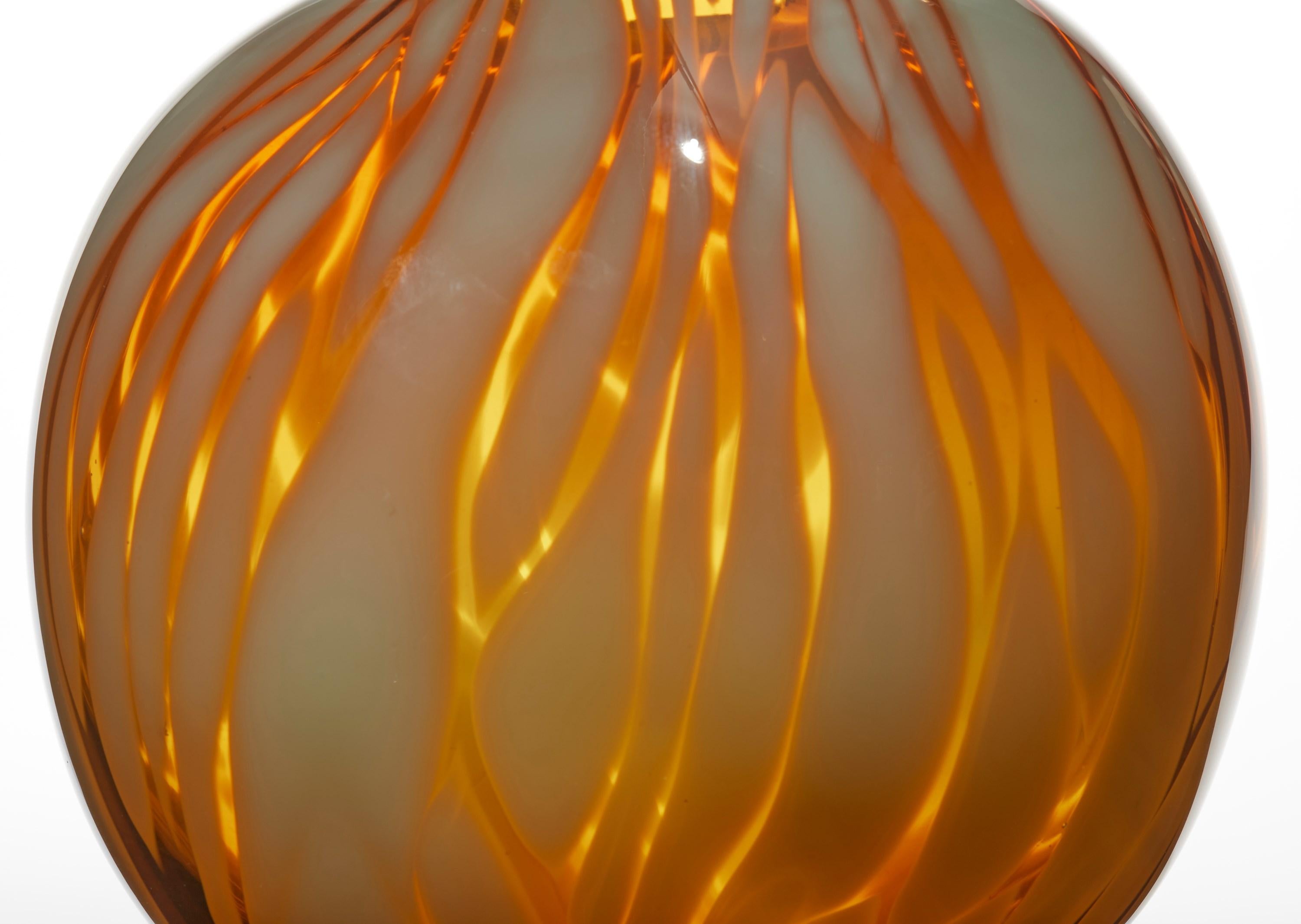 Britannique Aqua Gold Tulip Pod, un récipient en verre soufflé or et gris de Michèle Oberdieck en vente