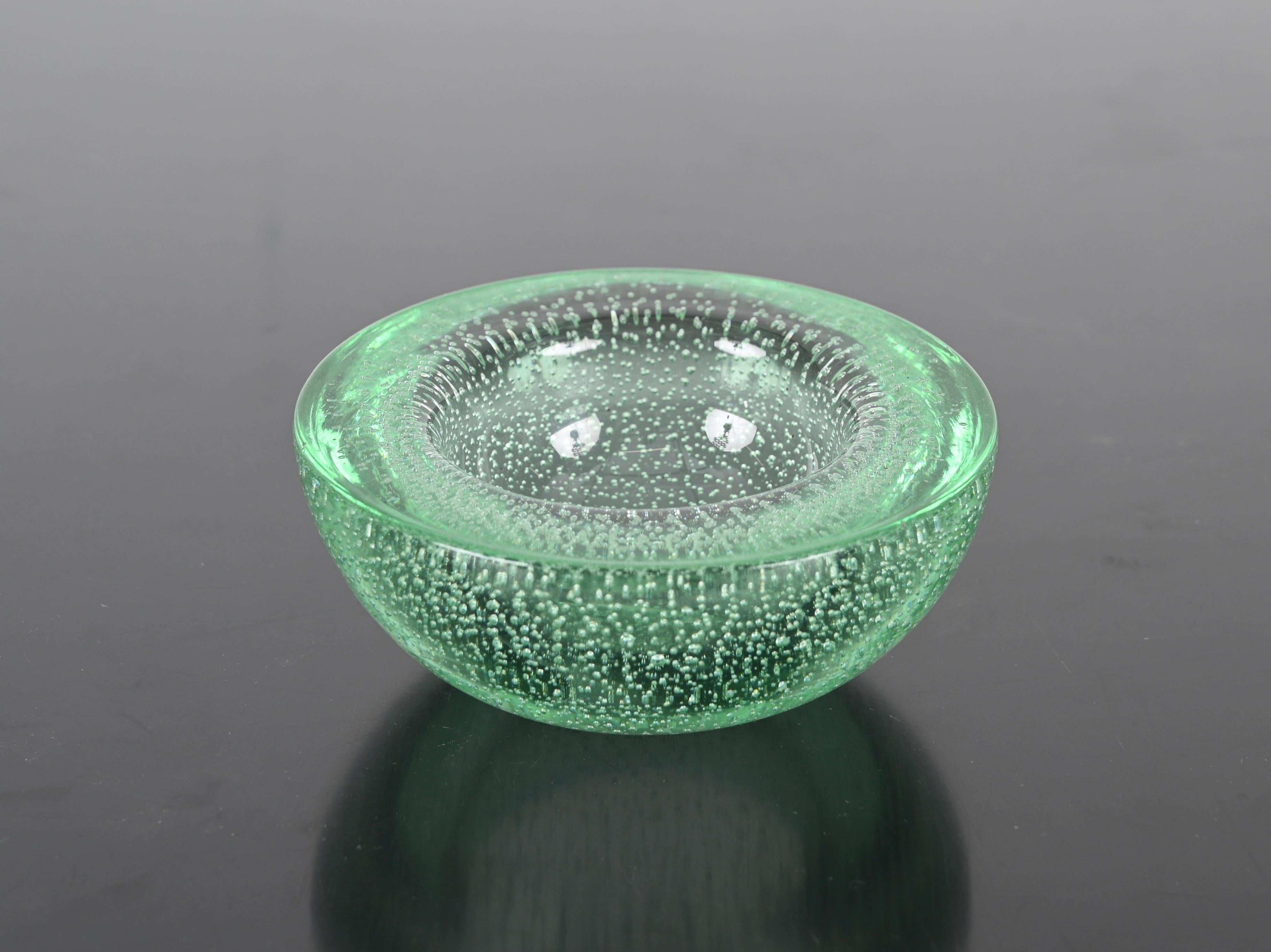 Superbe coupe ronde ou cendrier réalisé dans un magnifique verre de Murano aigue-marine selon la technique 