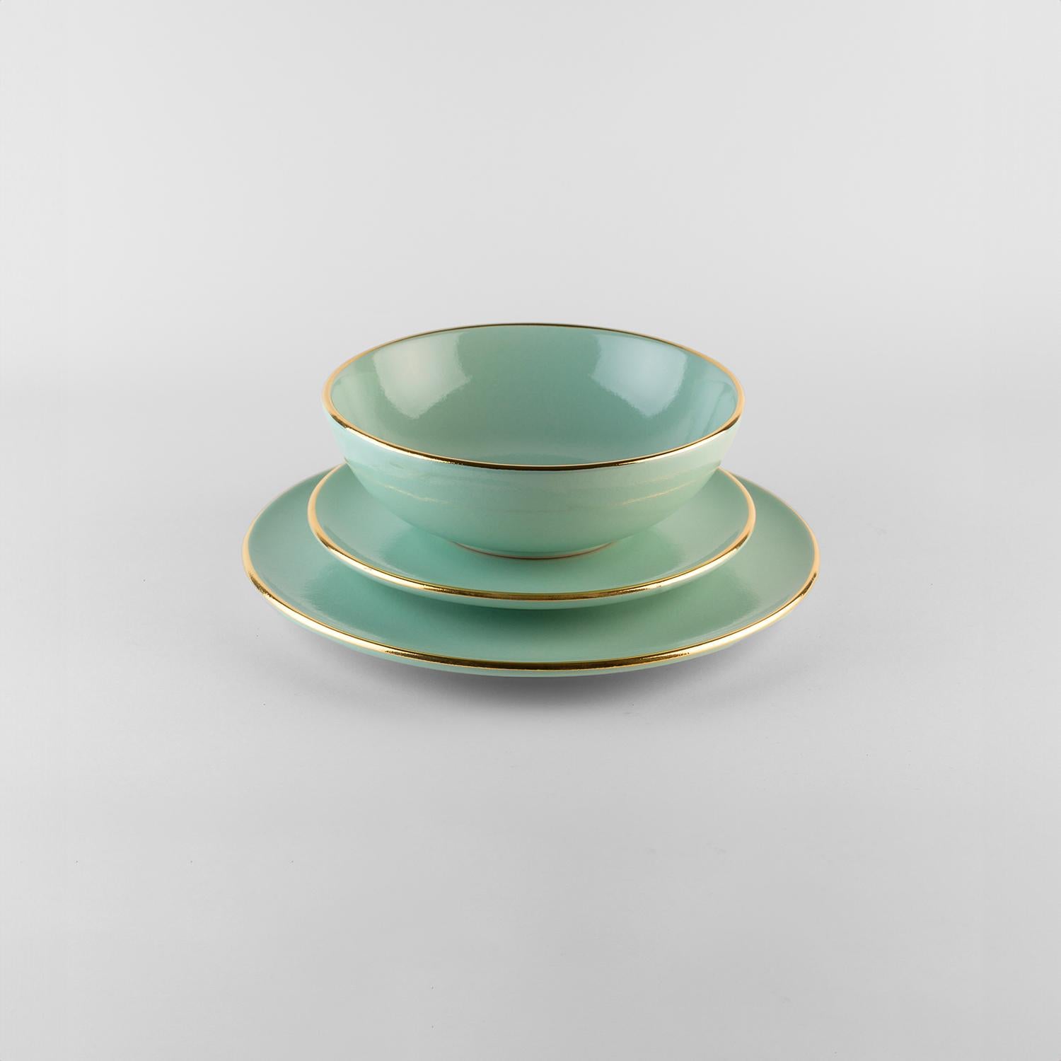 La Bottega è oggi senza dubbio la punta di diamante dell'arte ceramica pugliese. L'artista è praticamente nata tra le ceramiche e si è nutrita di quest'arte per tutta la vita fino a raggiungere quel gusto raffinato che la porta oggi, con la