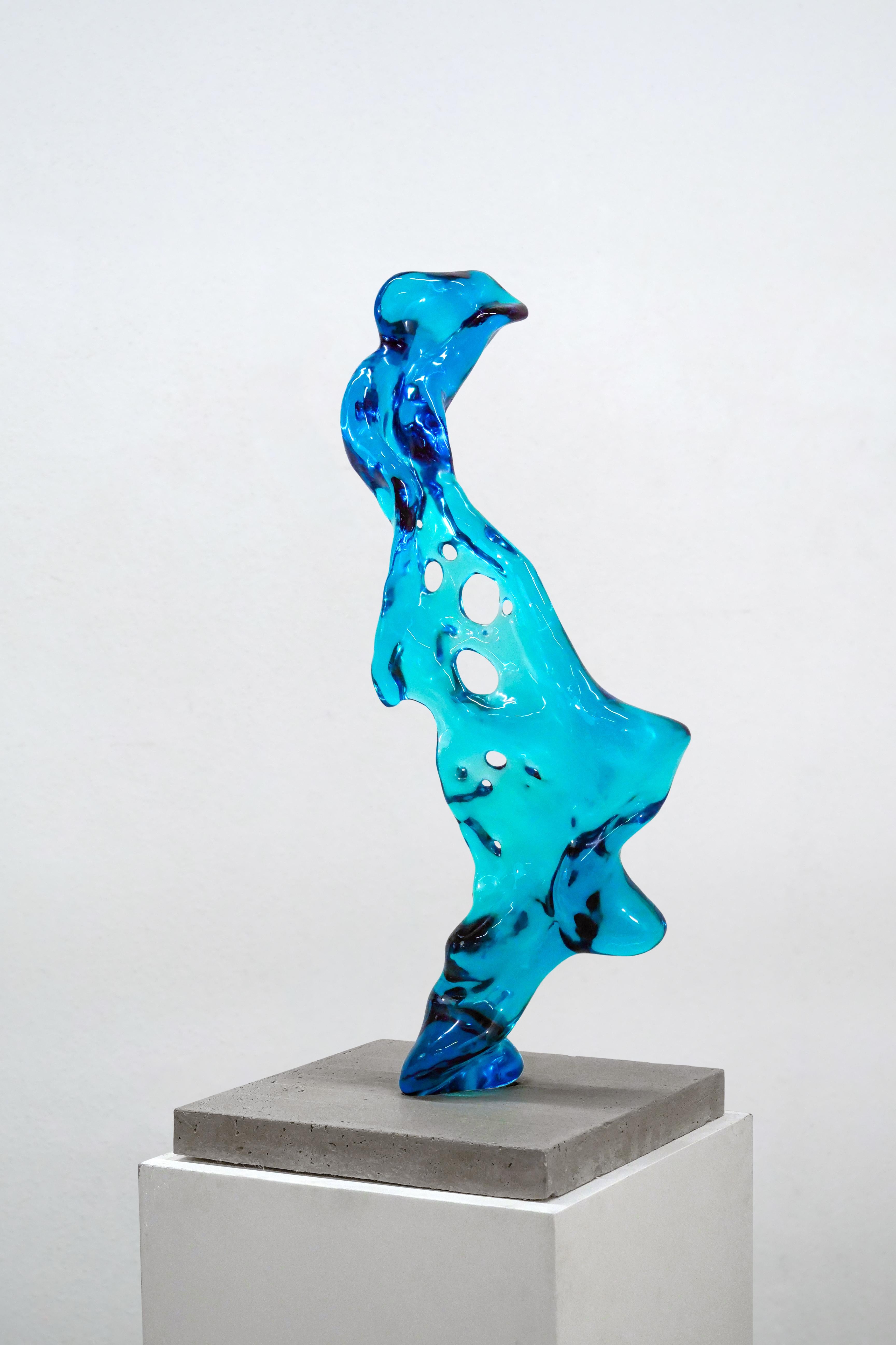 Sculpture en résine bleue transparente Aqua Lucis en vente 2
