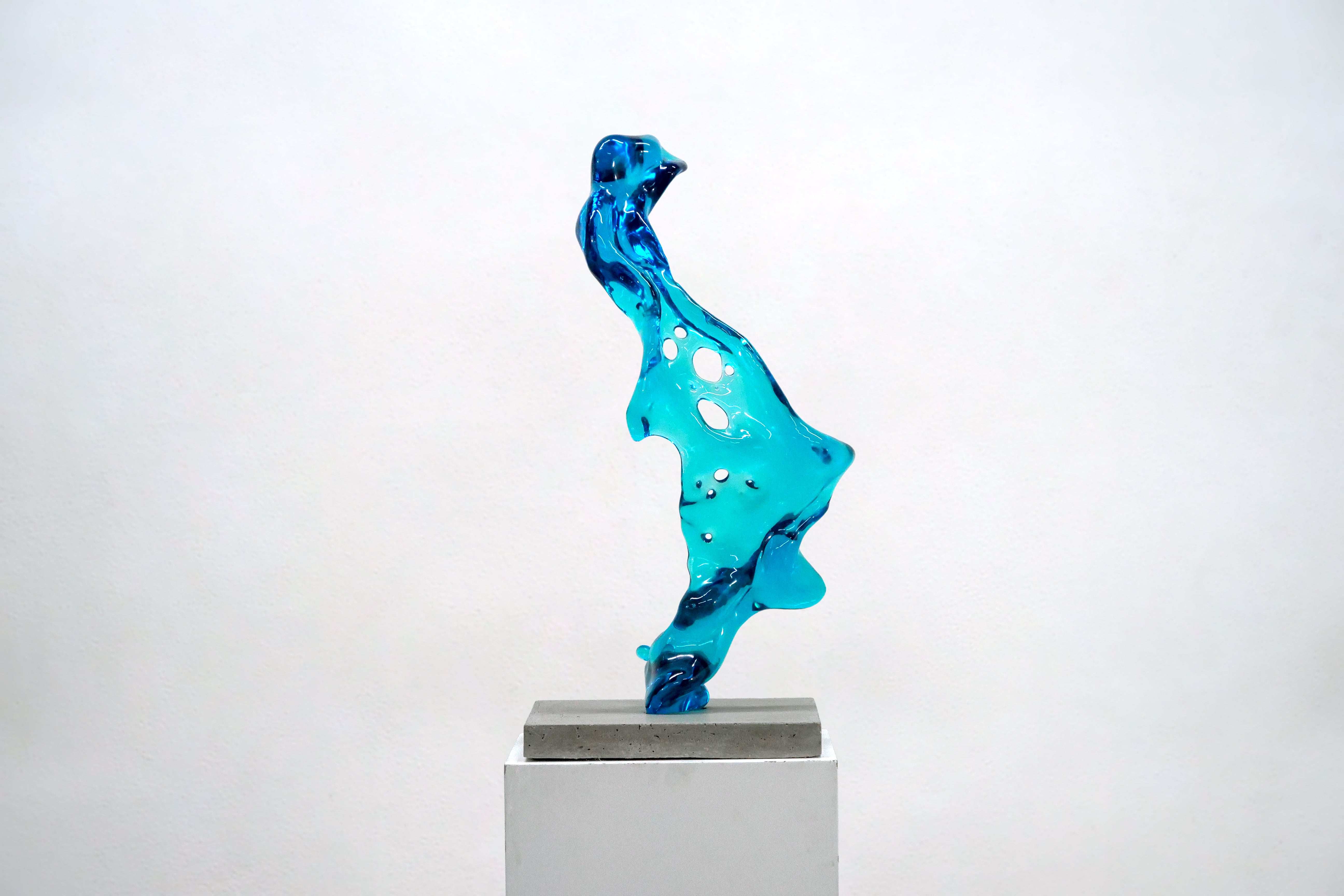 Sculpture en résine bleue transparente Aqua Lucis