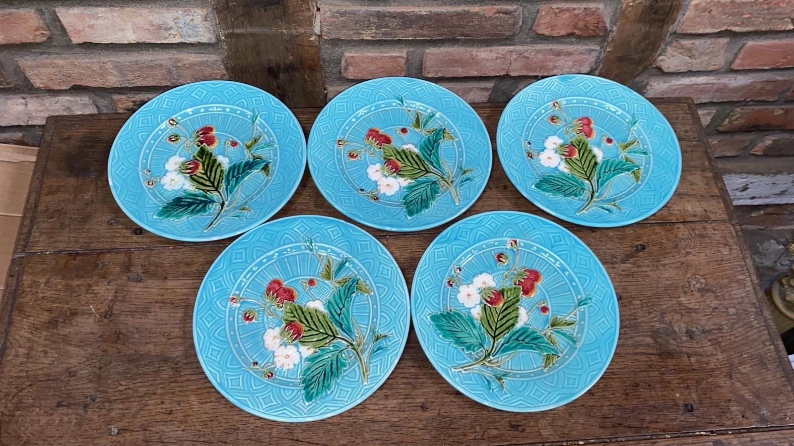 Rare fraise en majolique aqua sur fond géométrique signée Sarreguemines, vers 1880.
