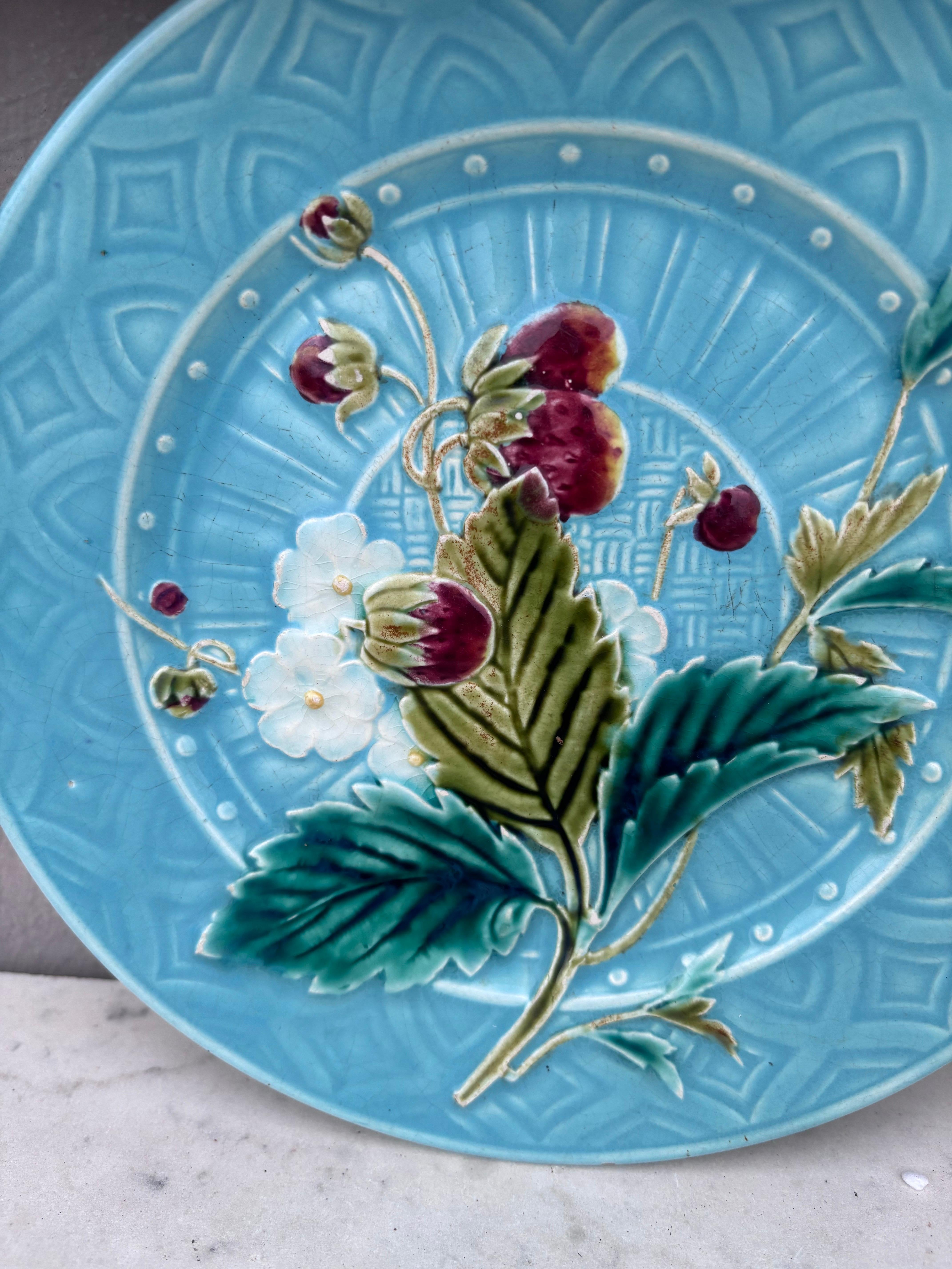 Plato de Fresas de Aqua Majolica Sarreguemines, circa 1880 Victoriano en venta