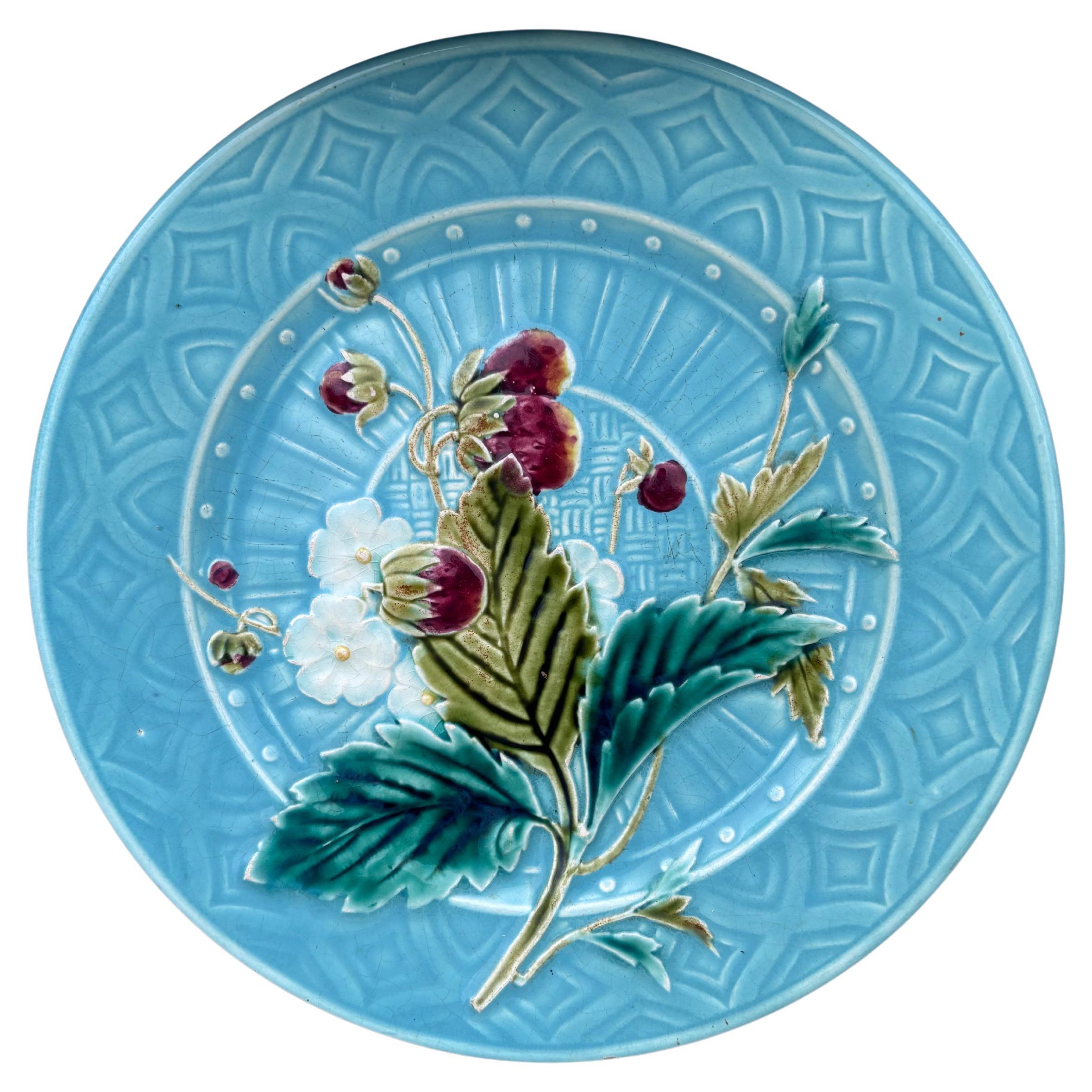 Plato de Fresas de Aqua Majolica Sarreguemines, circa 1880 en venta