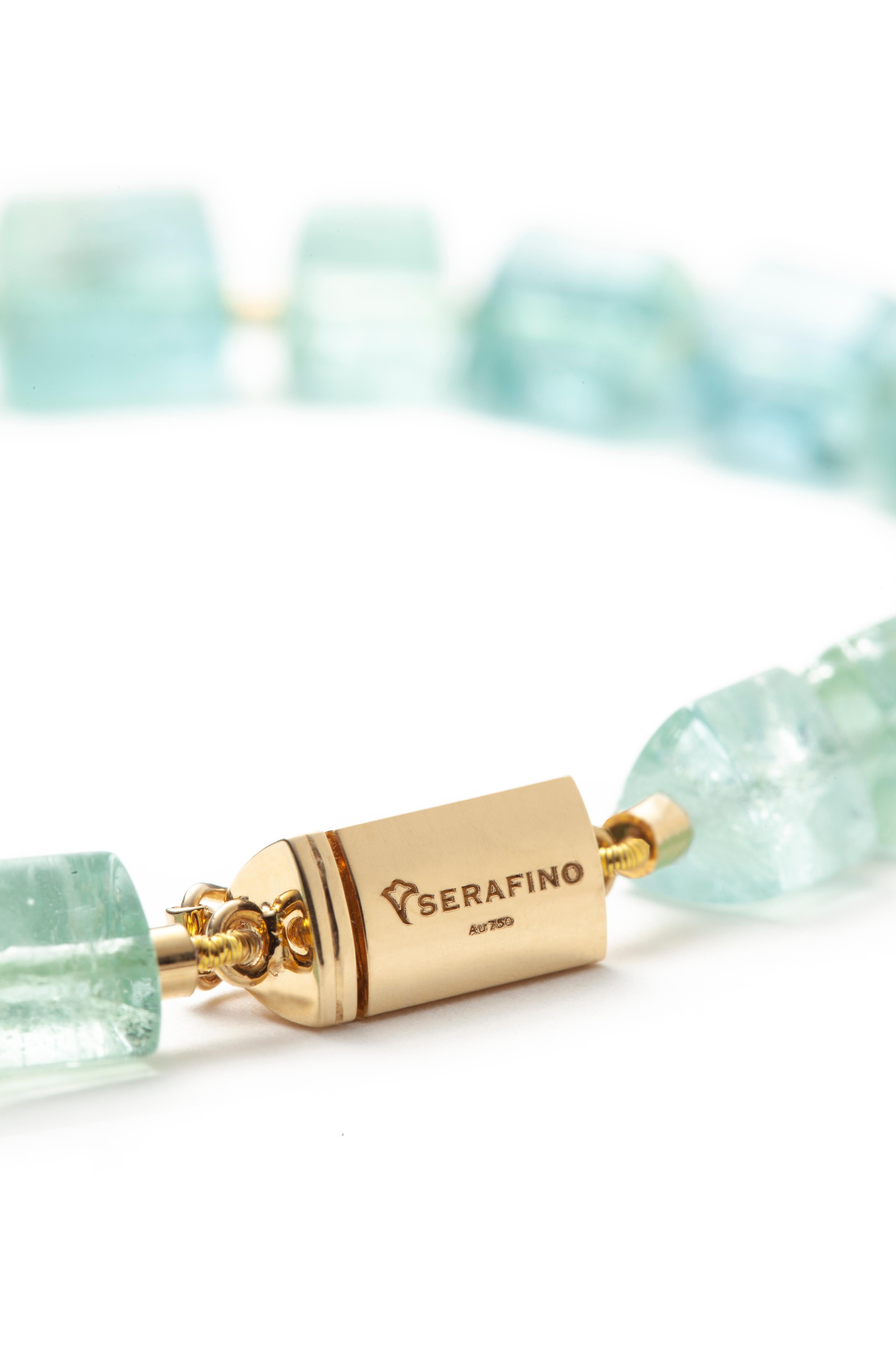 This natural aquamarine necklace is strung on silk and knotted for extra security, it adapts perfectly to the shape of your neck.
Triangular aquamarine beads in hues going from a crystal clear baby-blue to a translucent sea-green are heightened by