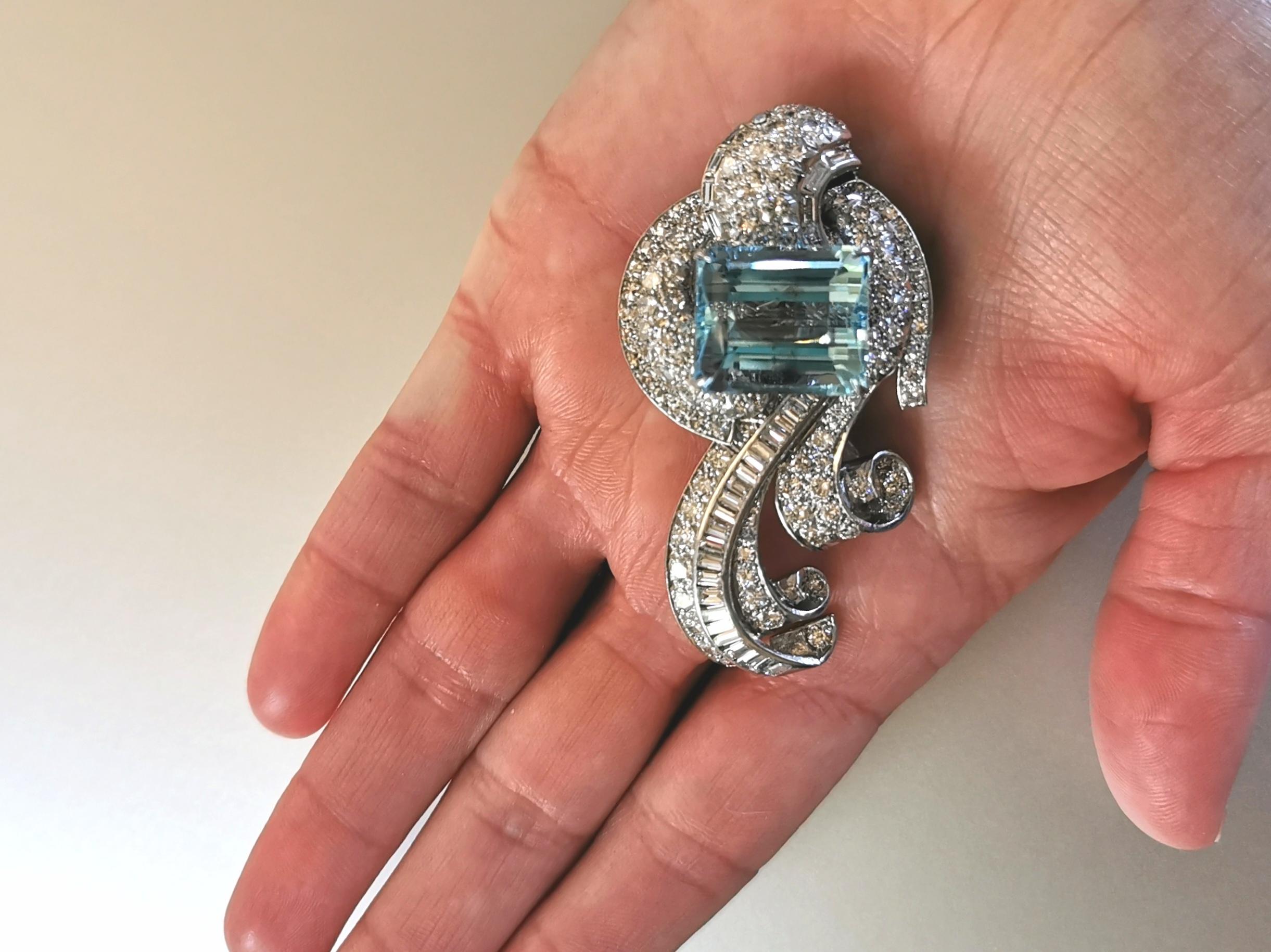 Aquamarine on Art Deco Diamond Platinum Brooch In Excellent Condition In Geneva, CH