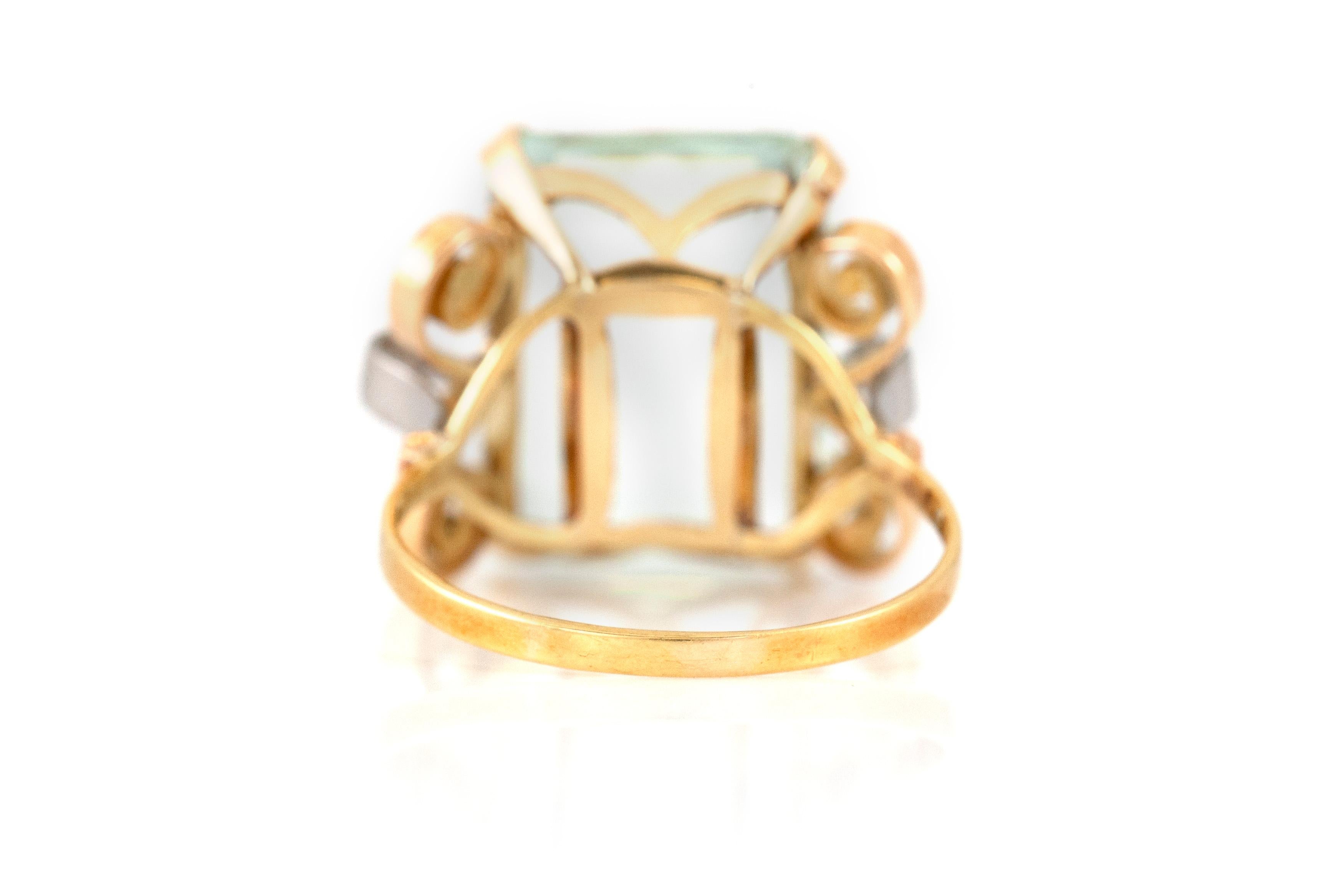 Aquamarine Ring with Two Diamonds on sides In Excellent Condition For Sale In New York, NY