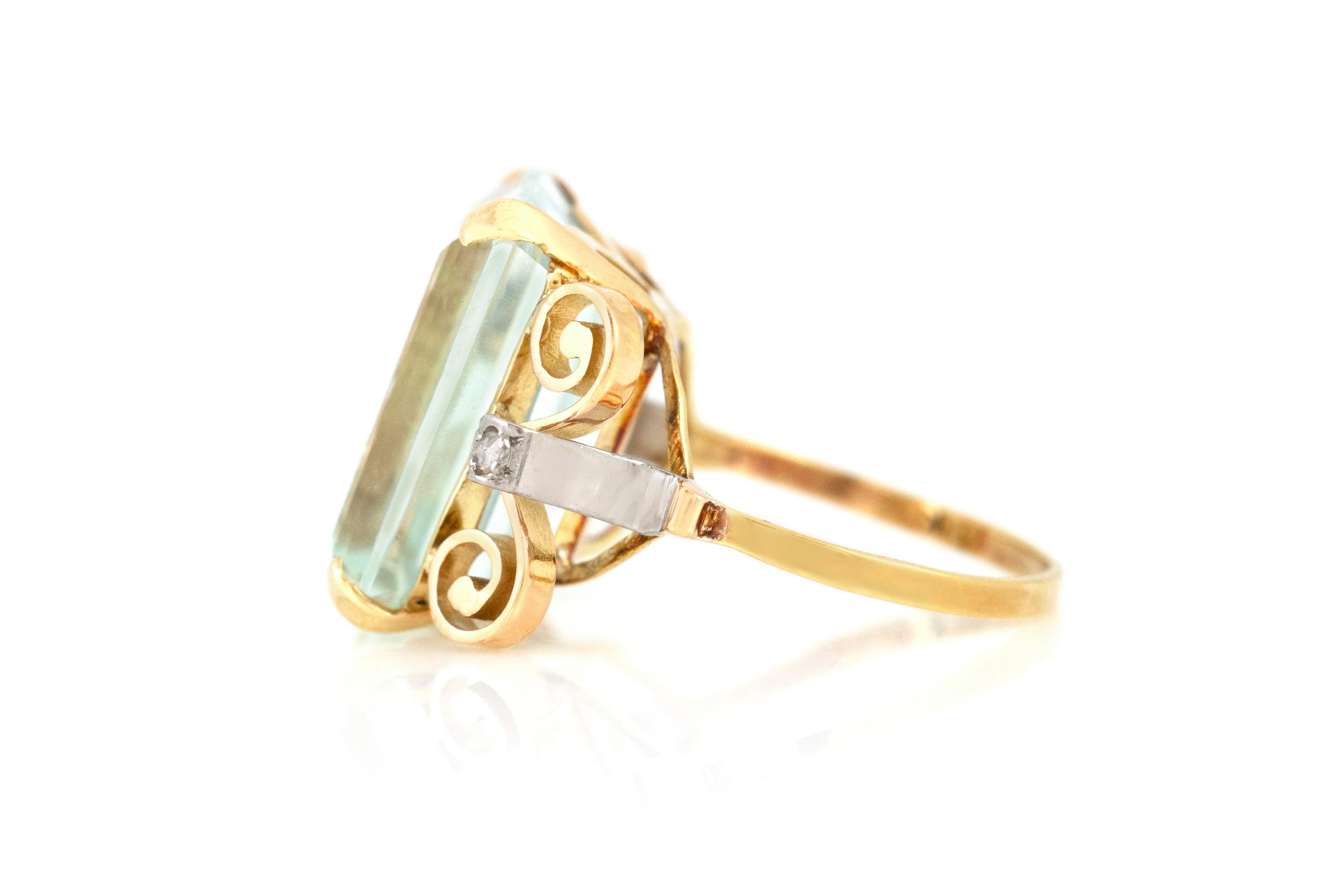 Aquamarin-Ring mit zwei Diamanten an den Seiten Damen im Angebot