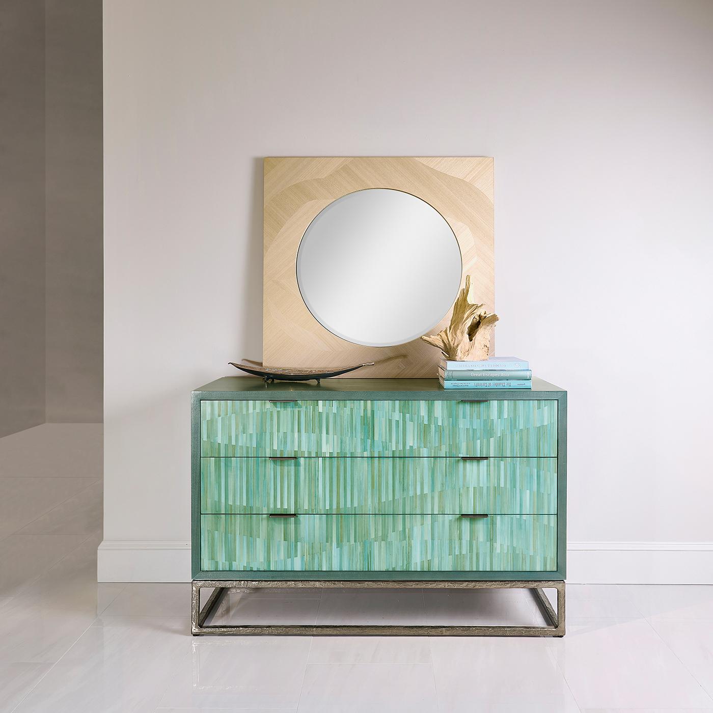 Le coffret est recouvert d'un riche placage de koto bleu, ce qui lui confère une allure élégante et moderne qui respire la sophistication. Les tiroirs, véritables points forts, sont fabriqués à partir de paille teintée et tranchée dans un