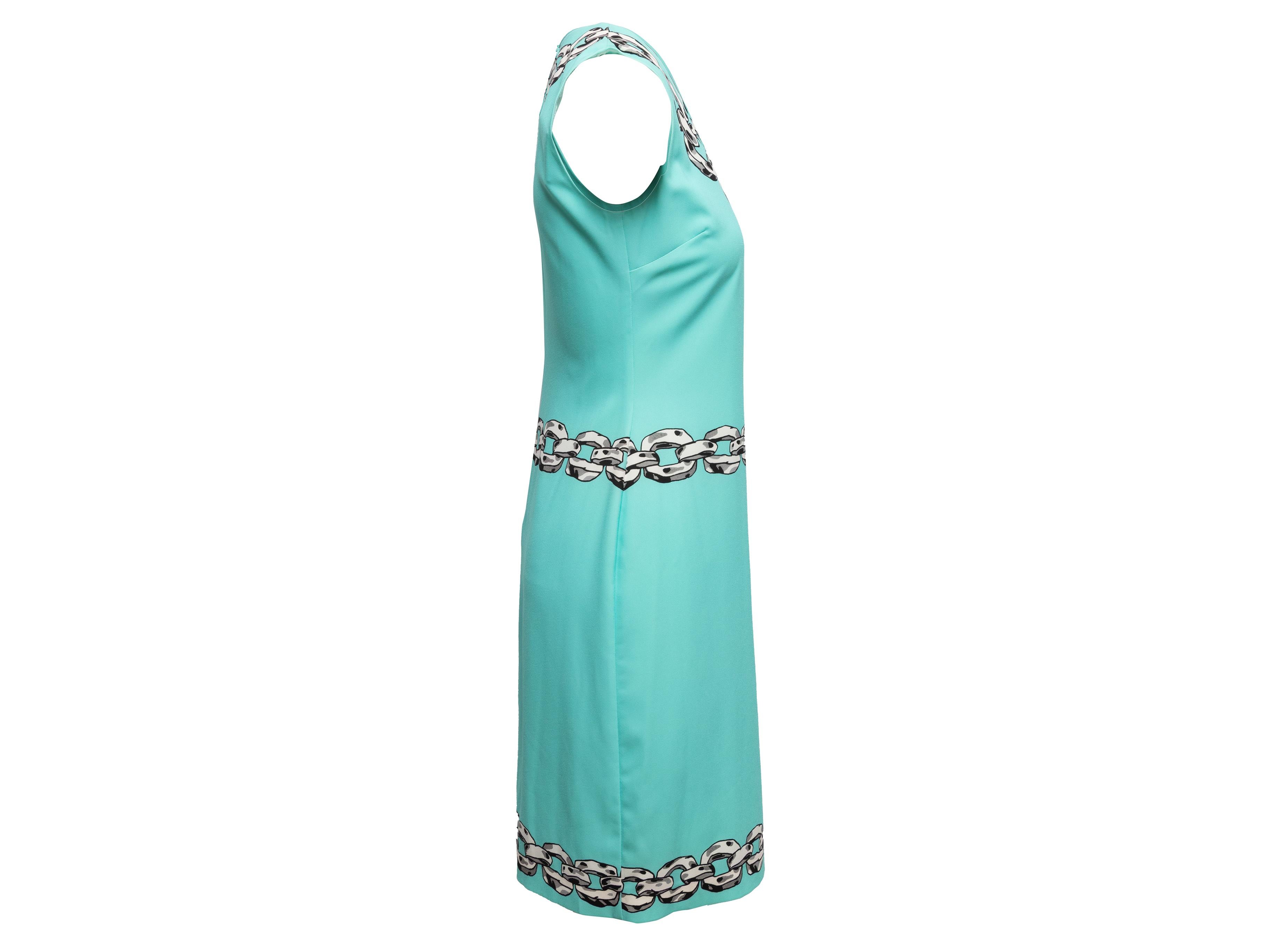 Robe sans manches à imprimé chaînette aqua, blanc et noir de Moschino Cheap and Chic. Col ras du cou. Fermeture à glissière au dos. Poitrine 34