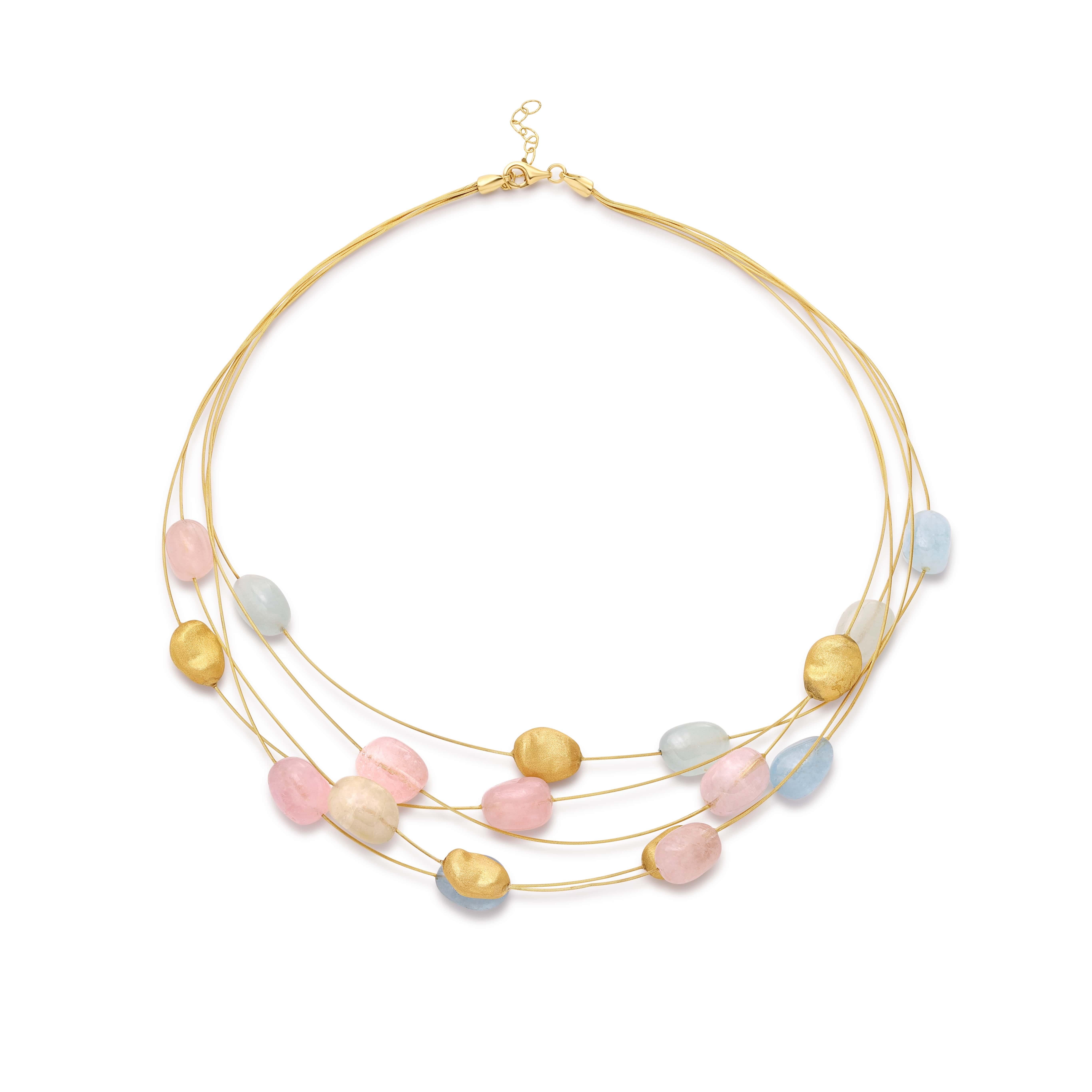 Le collier d'aigue-marine Aqua Multicolor murmure doucement l'essence d'un matin tranquille. Cette pièce éthérée fait flotter 114 ct. d'aigues-marines multicolores sur de fins fils d'or jaune 18 carats, créant une symphonie de tons pastel qui