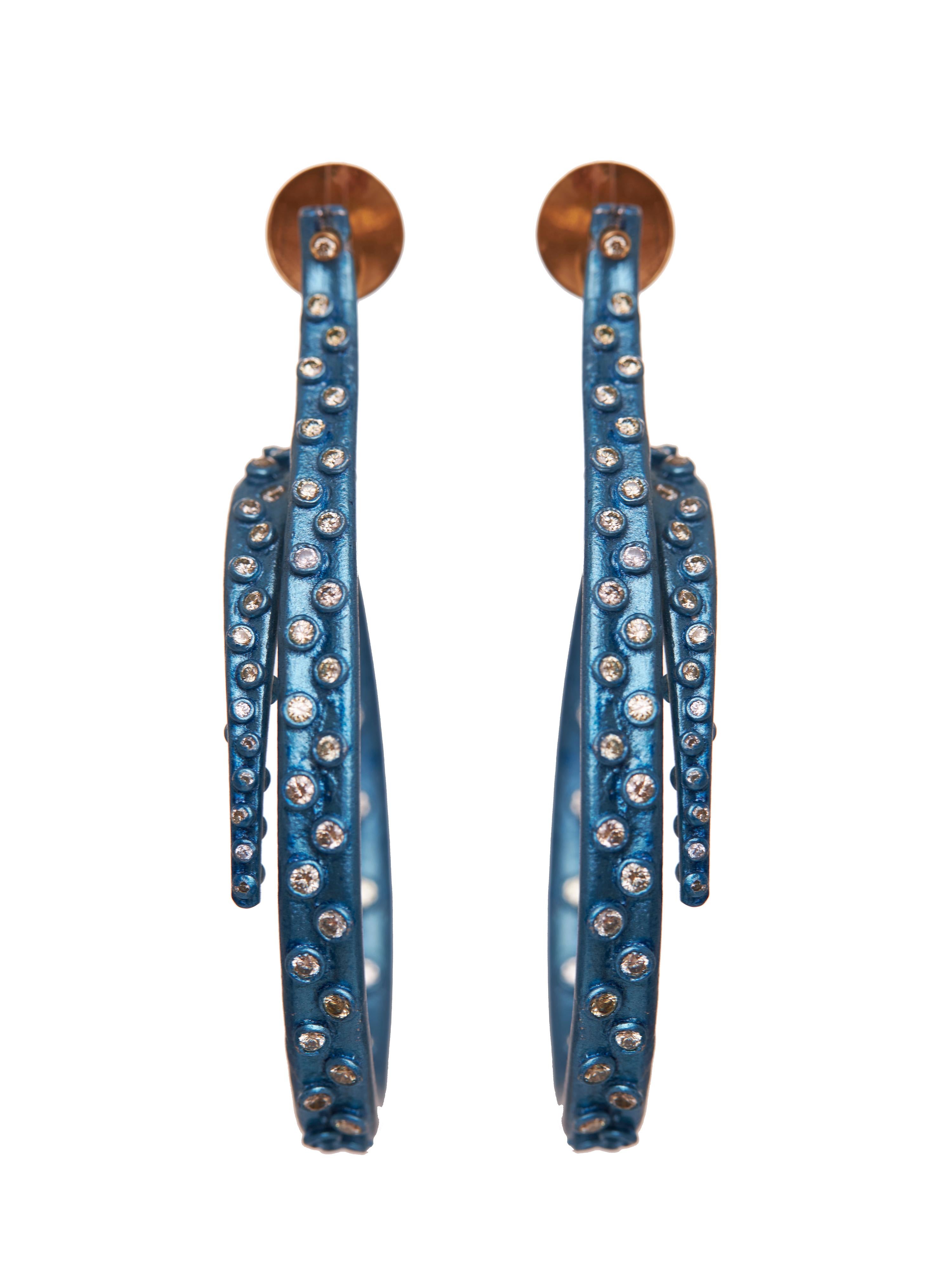 Ti presentiamo il sorprendente orecchino Octopus Aqua Blue della nostra collezione Neel, un vero capolavoro di arte e artigianato. Questo pezzo accattivante è meticolosamente realizzato in alluminio leggero, impreziosito dalla ricchezza degli