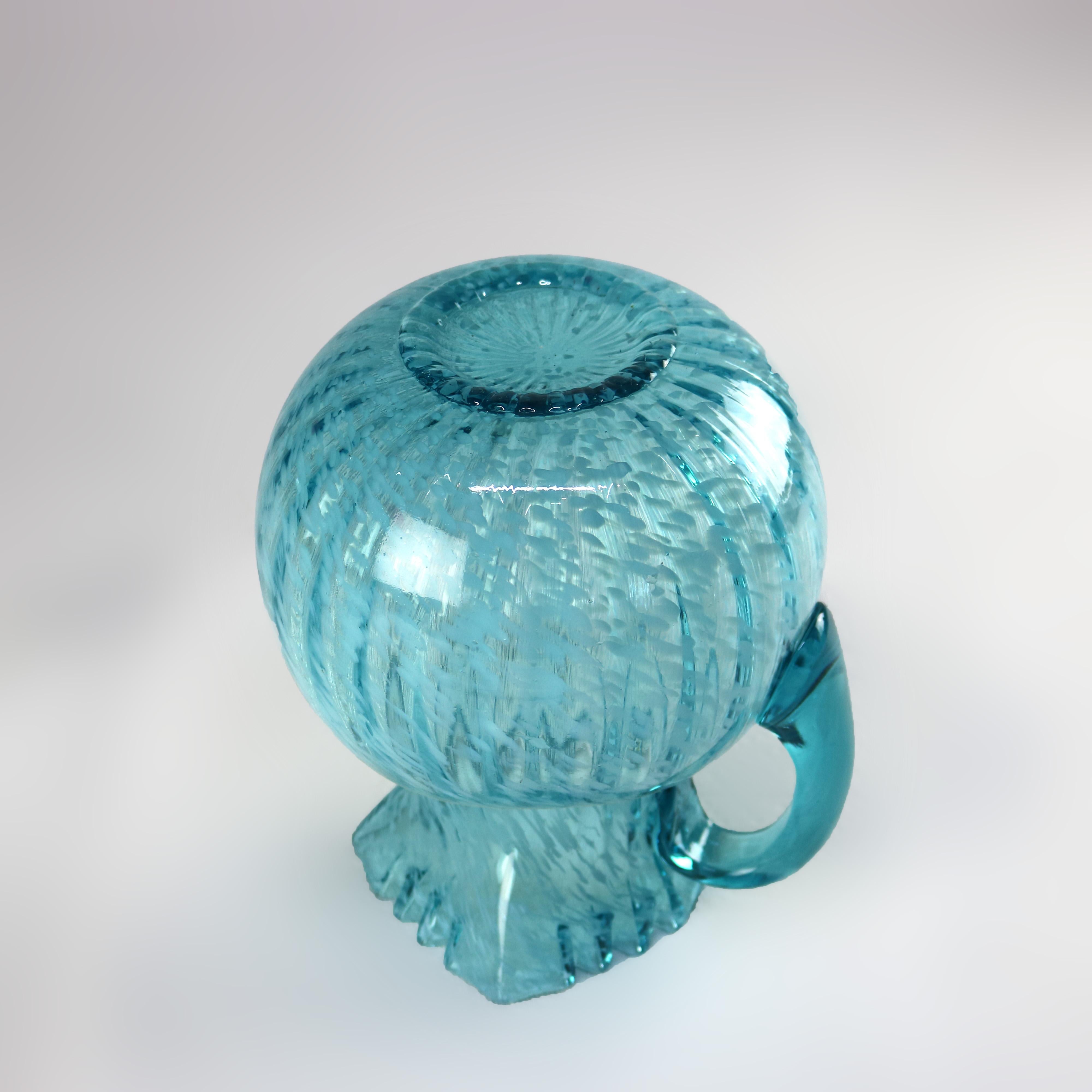 Jarra para zumo de vidrio artístico con borde ondulado, aguamarina y opalescente Siglo XX Vidrio artístico en venta
