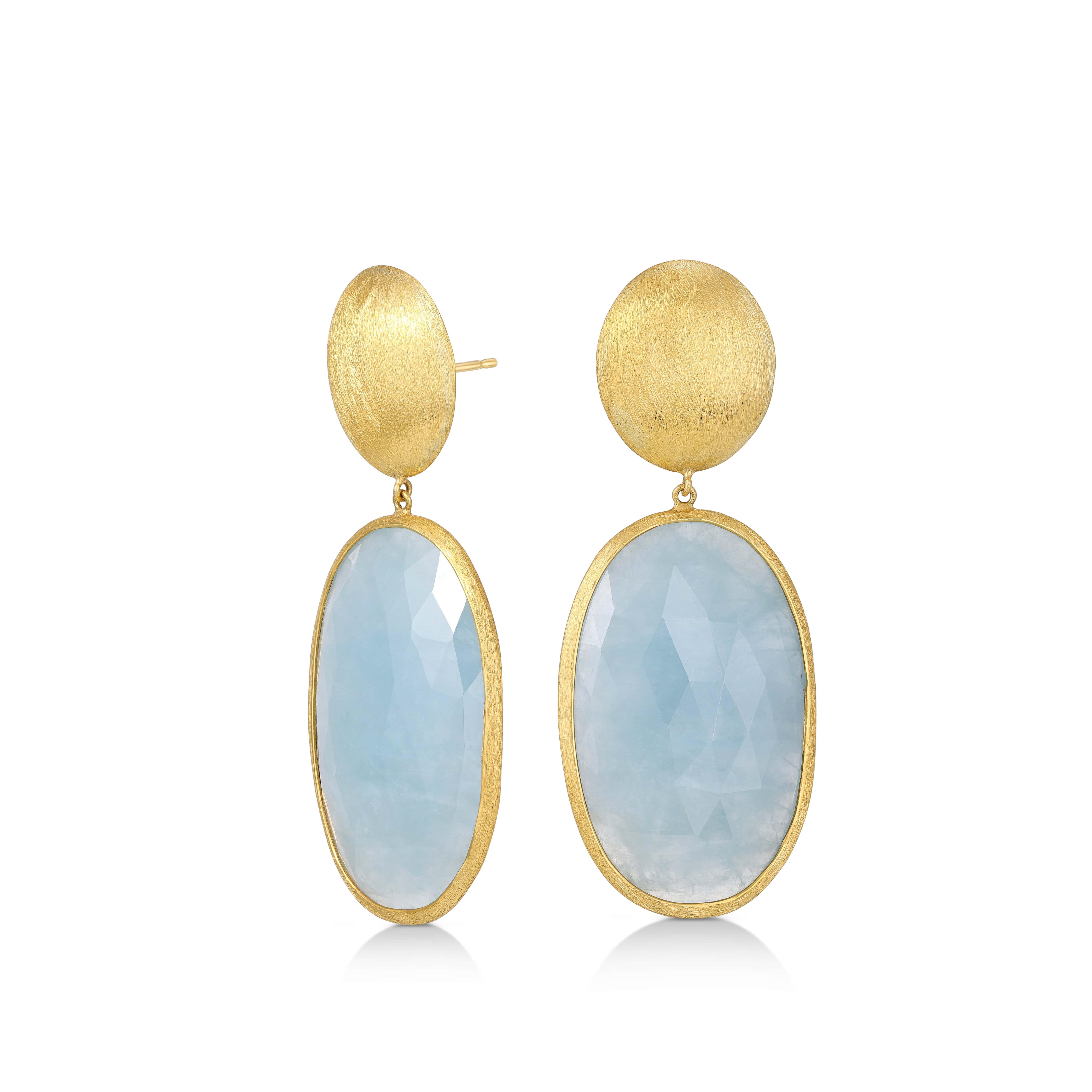 The Aqua Oval Earrings present a tranquil reflection of the sea’s endless horizon. Crafted with a satin finish in 18K yellow gold, these earrings feature 33.00 ct. of natural aquamarines, each stone exuding the calm and depth of ocean waters. The