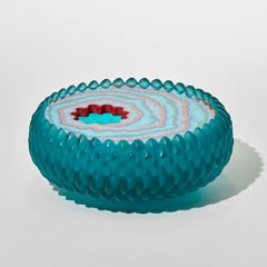 Aqua Tourbillon, boîte à couvercle texturé en verre coulé sarcelle et rouge par Angela Jarman