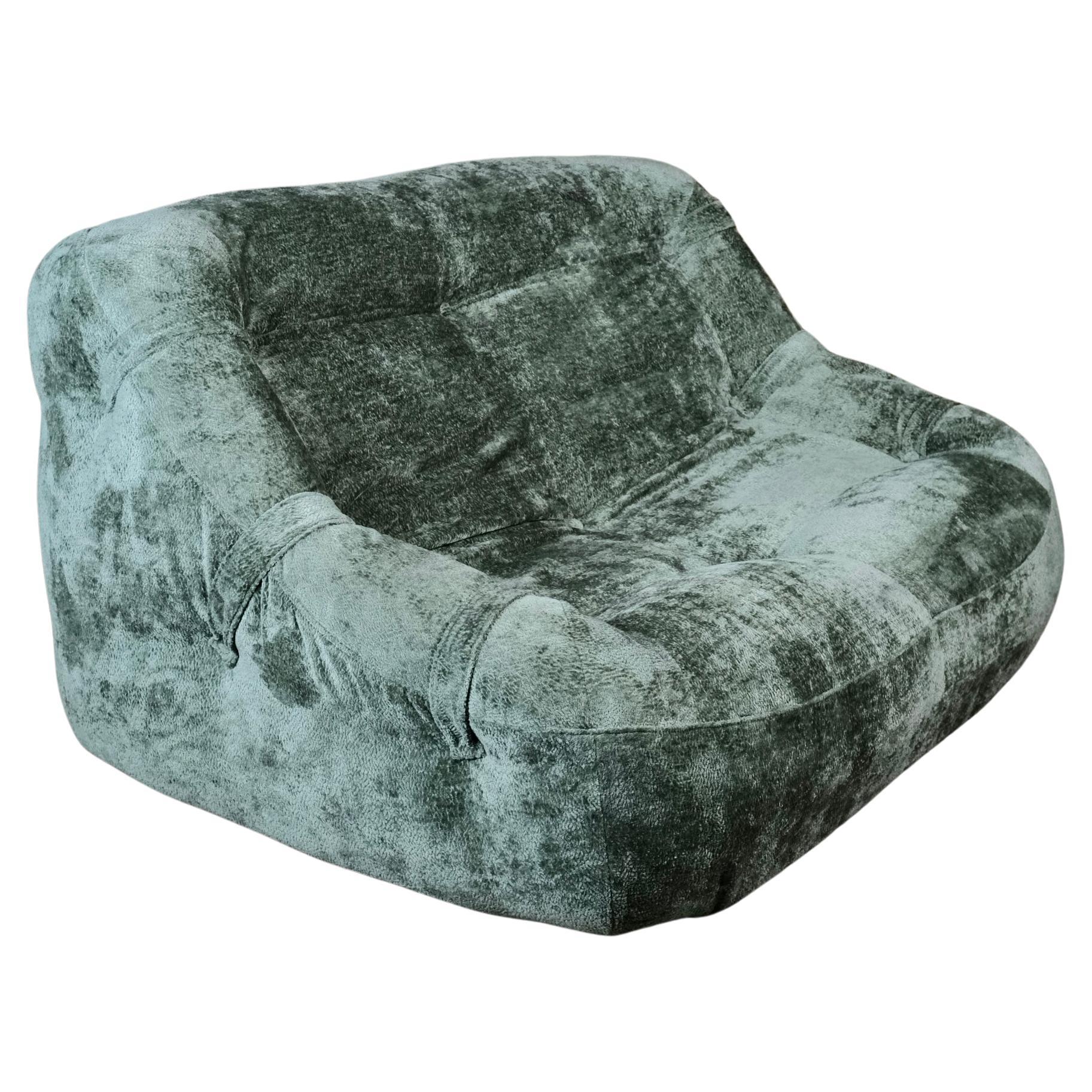 Rare compact 2-seats sofa from Ligne Roset, made in France in the 1970s.
Between the Kali sofa from the same editor, and the Nuvolone sofa from Rino Maturi, has been reupholstered in a textured velvet, green aqua color.
Foam, nice details of straps