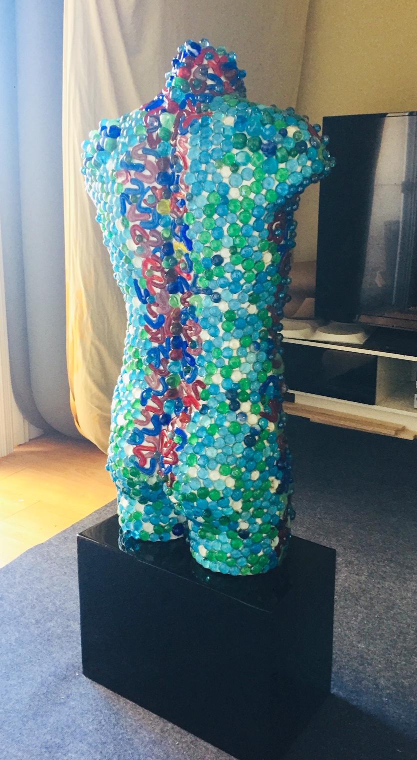 Buste masculin unique en son genre, en fibre de verre, composé de centaines de verres de Murano et d'autres formes et couleurs, recouverts de résine, ainsi que d'un support noir fait sur mesure.
Mesures : Hauteur : 50 pouces / largeur : 22 pouces /